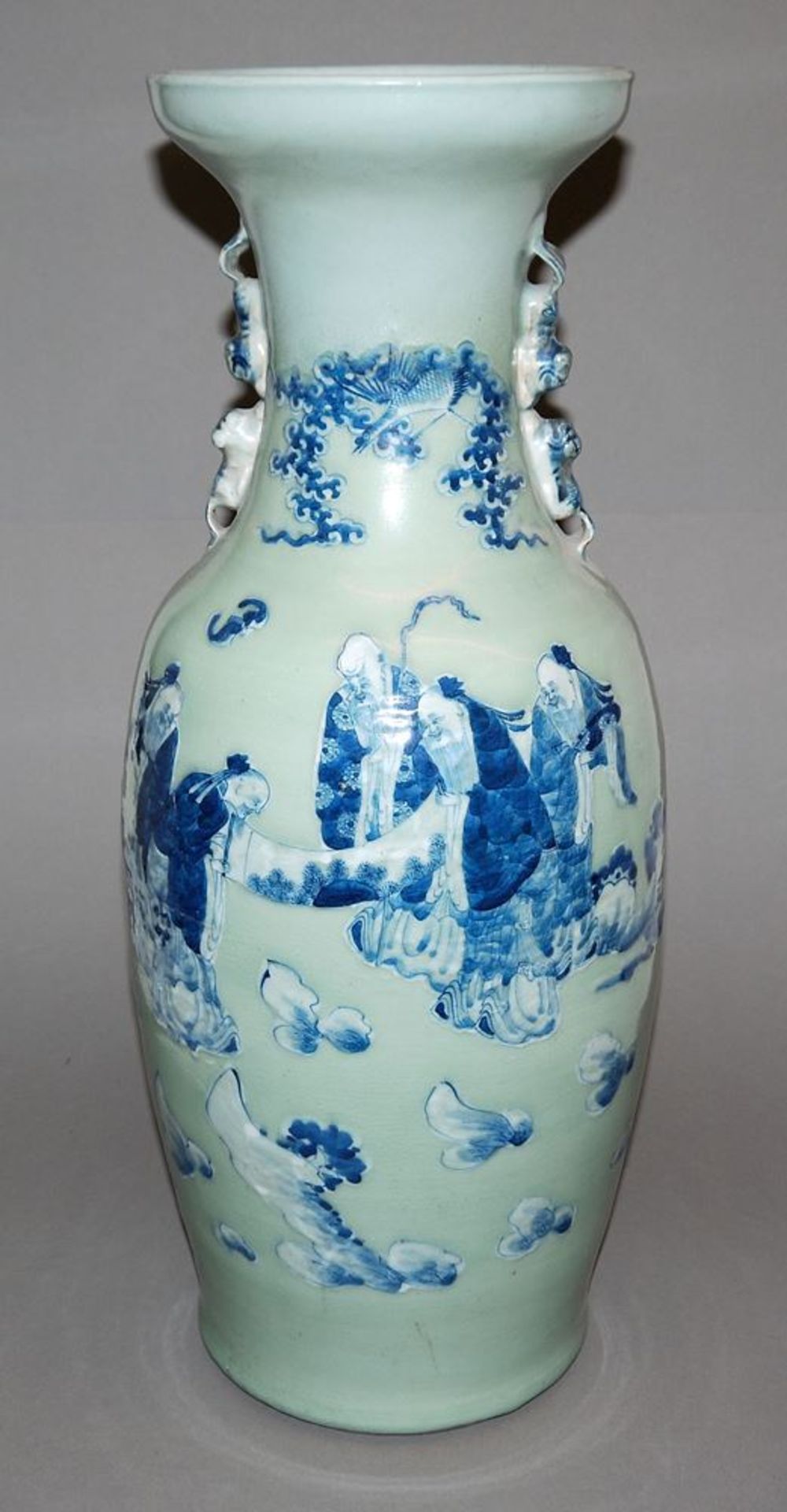 Große Blauweiß-Vase auf Seladon, späte Qing-Zeit, China 19. Jh.