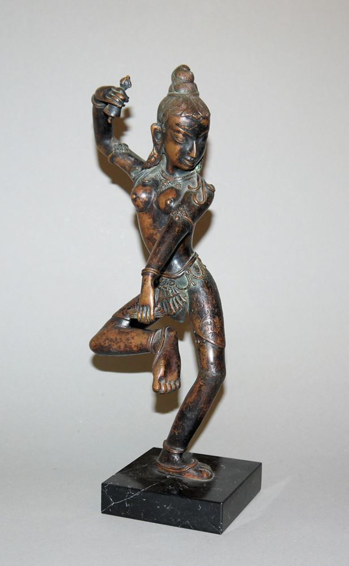 Bronzeplastik einer himmlischen Tempeltänzerin, Nepal 20. Jh.