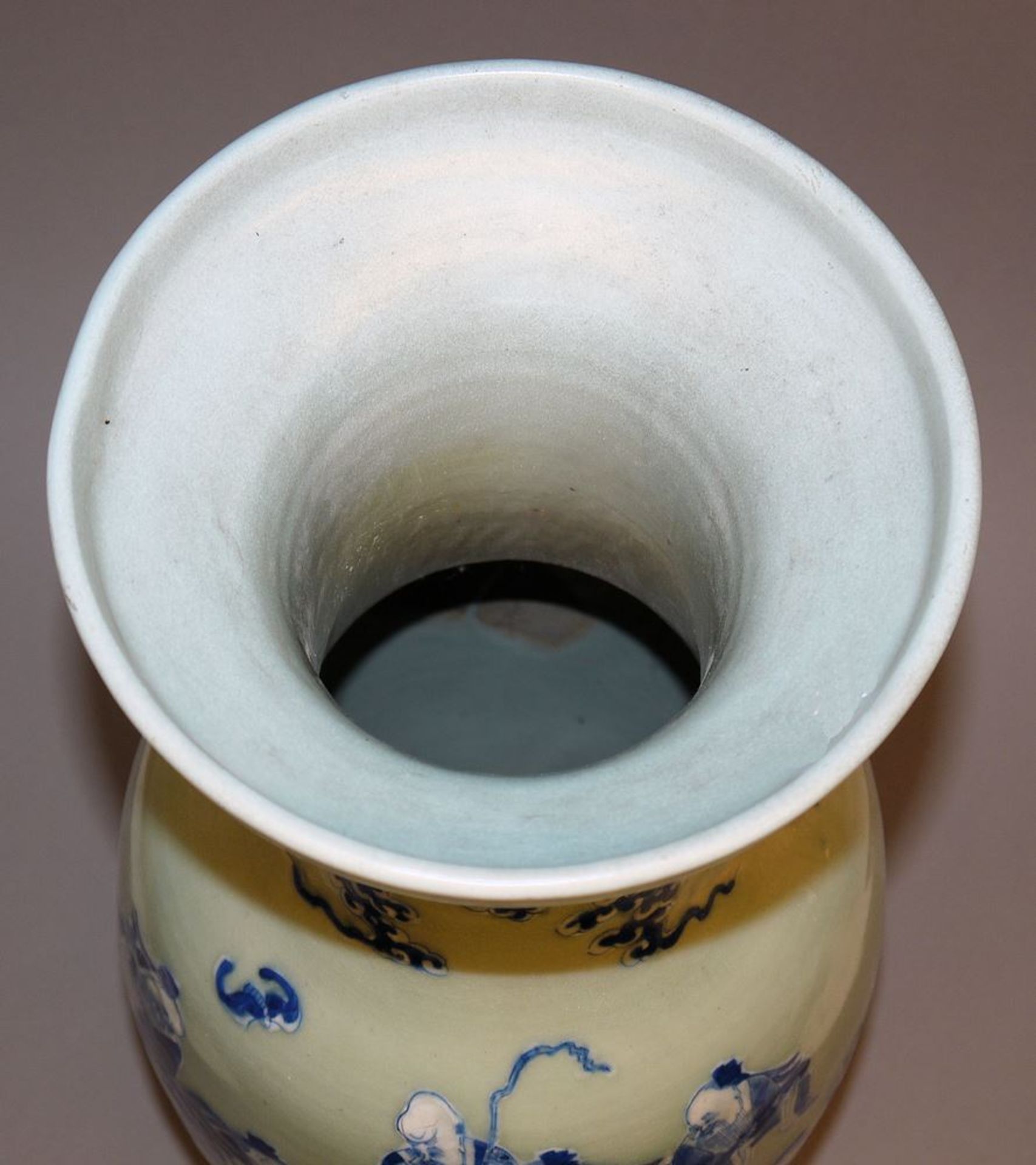 Große Blauweiß-Vase auf Seladon, späte Qing-Zeit, China 19. Jh. - Image 3 of 3