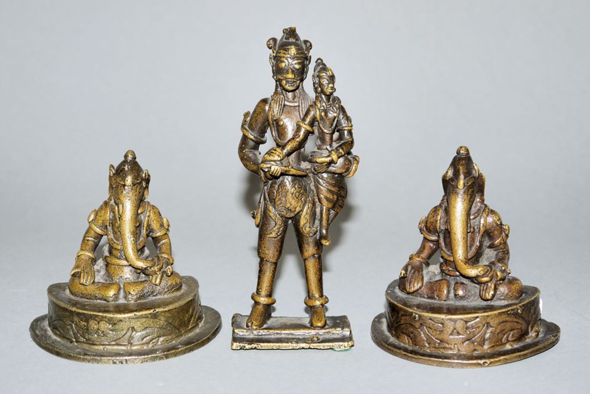 Drei "Patung Gresikan", Bronzefiguren in hinduistischer Tradition, Java, 19. / Anf. 20. Jh.