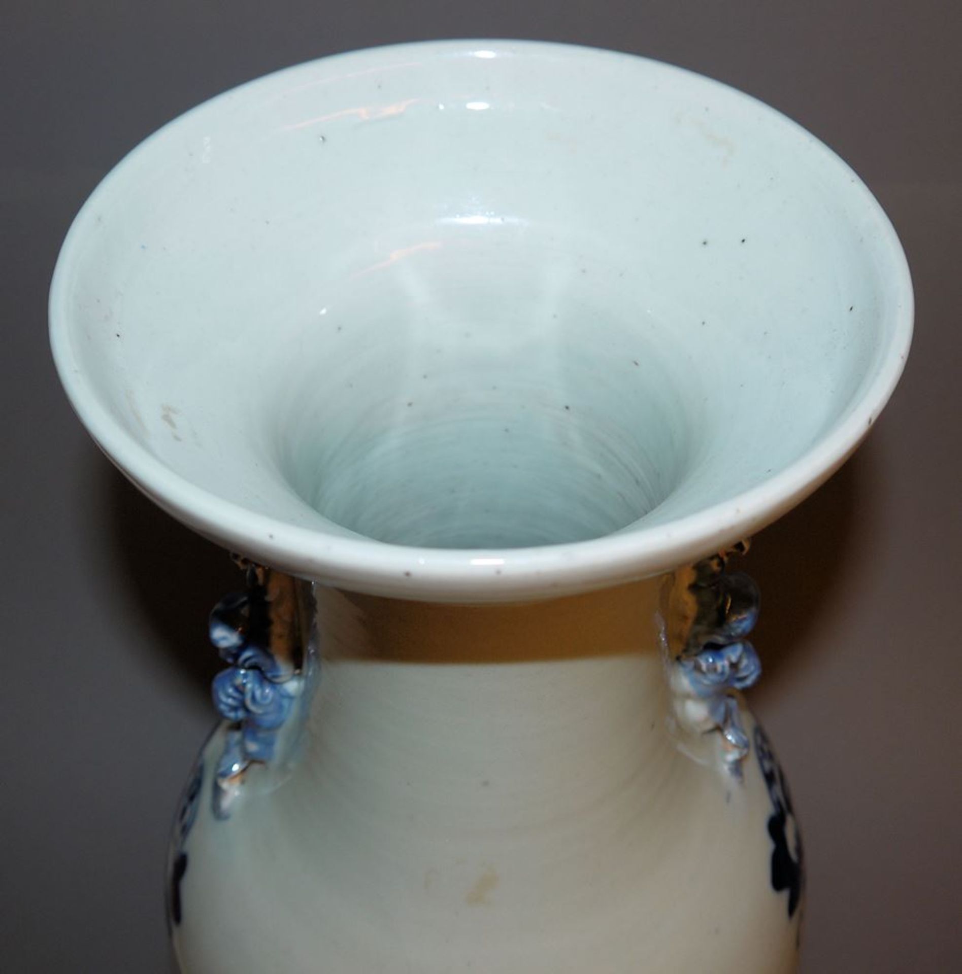 Große Blauweiß-Vase mit Seladonfond, China 19./20. Jh. - Image 3 of 3
