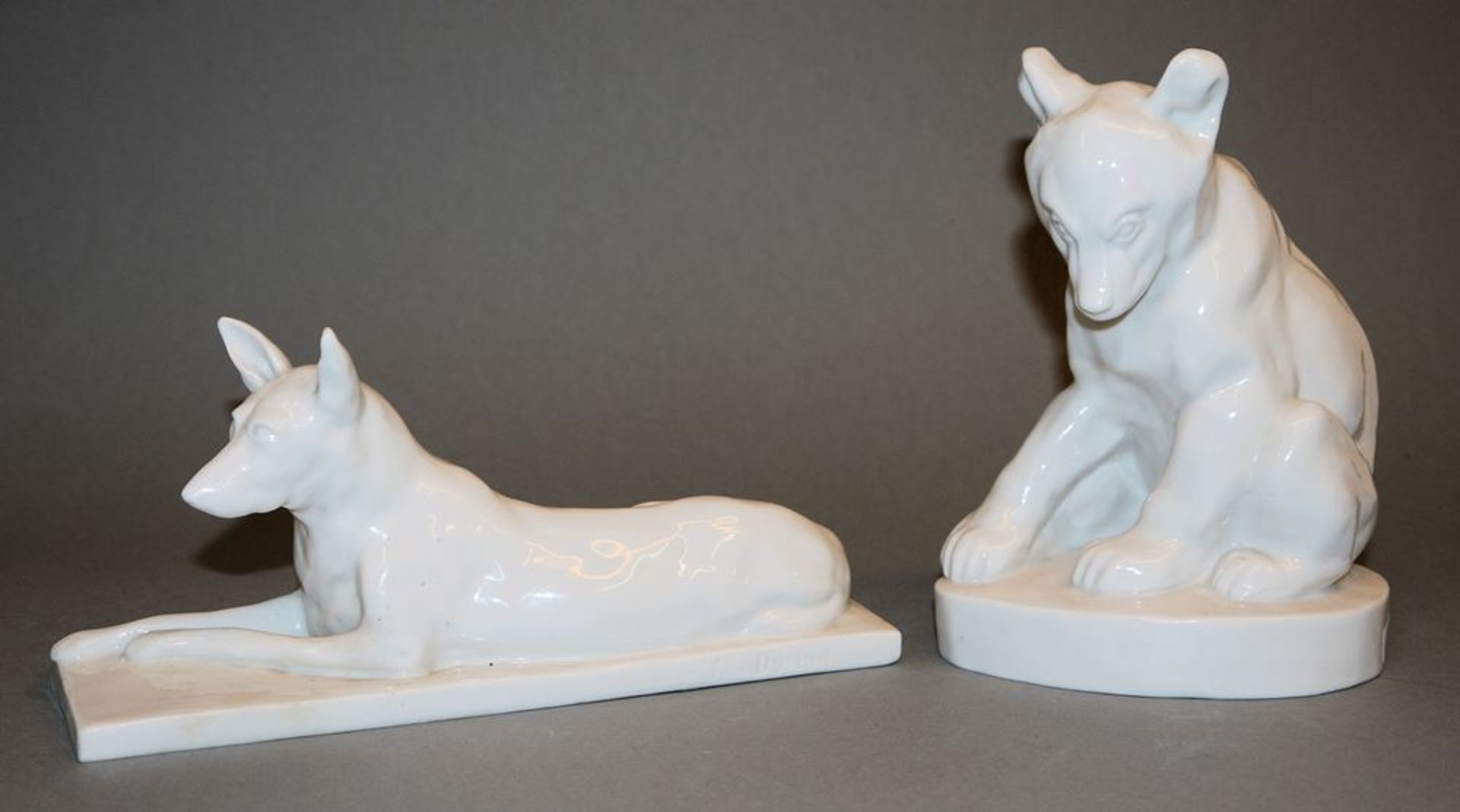Zwei Porzellanplastiken Schäferhund und junger Bär, Grete von Döring und Etha Richter für Schwarzbu