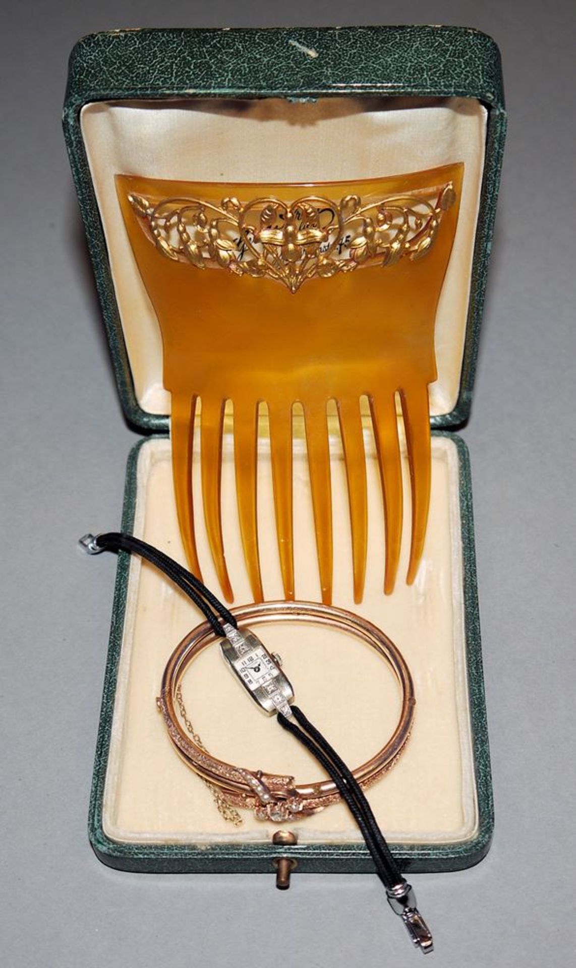 Nachlass einer Dame um 1900/20: Gold-Armreif mit Perlchen u. Diamant, Gold-Armbanduhr mit Brillante