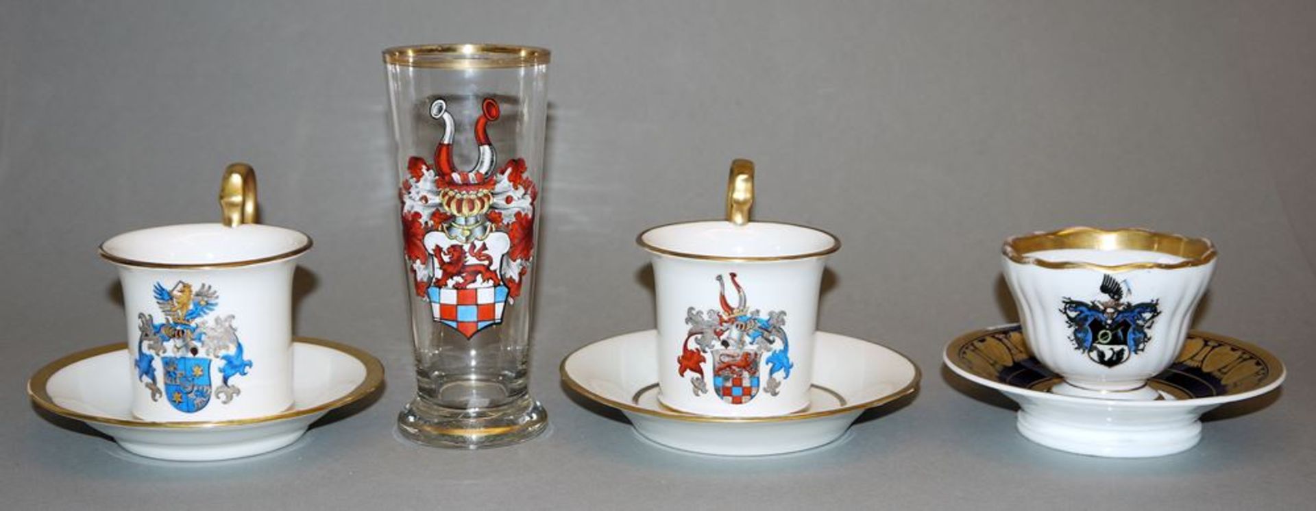 Paar Biedermeier-Porzellan-Tassen mit Wappen der Familie von Cornberg u. Familie von Wilcken, Porze