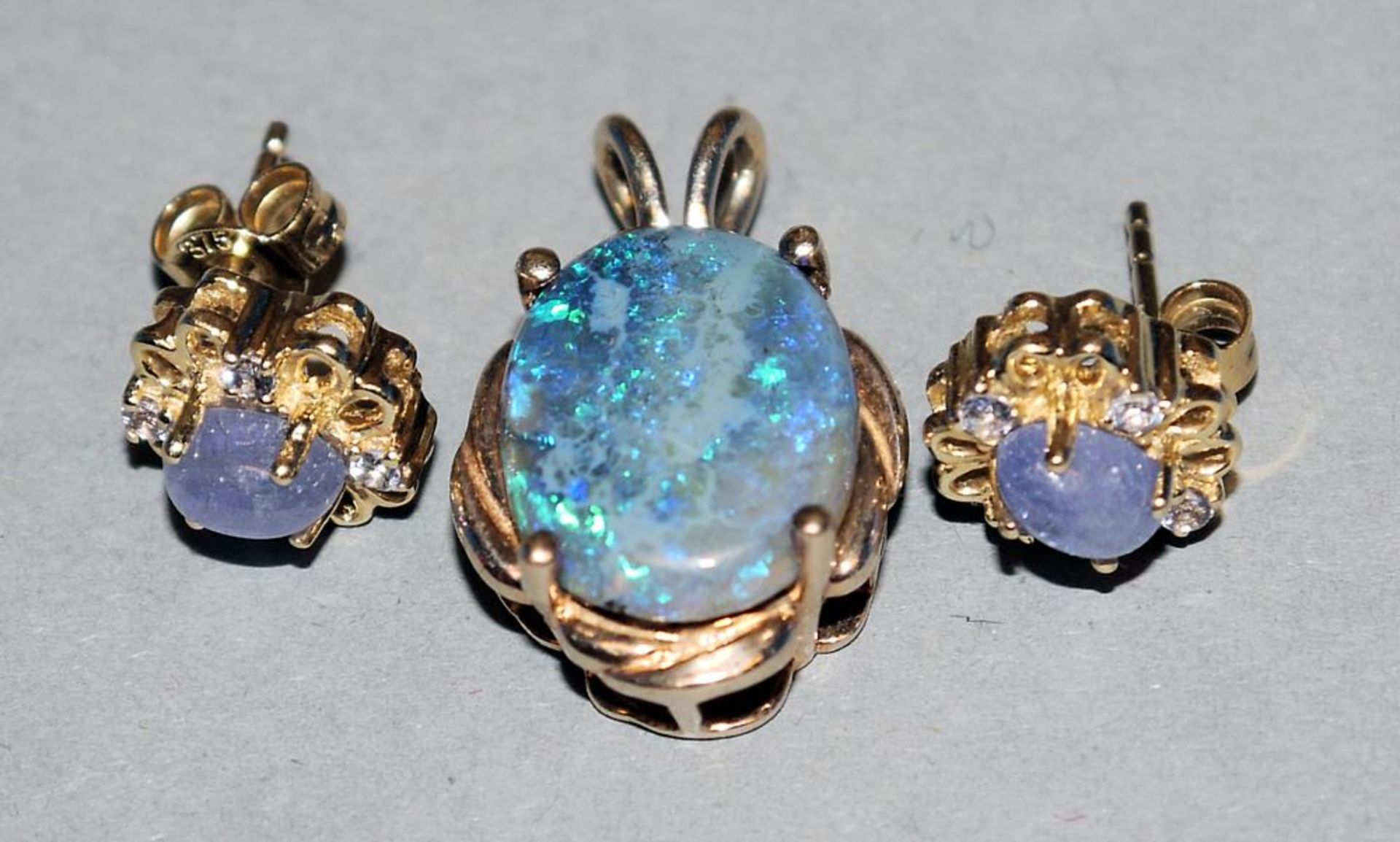 Schmuckset: Anhänger mit Opal, Gold und Ohrstecker mit blauem Topas, Gold