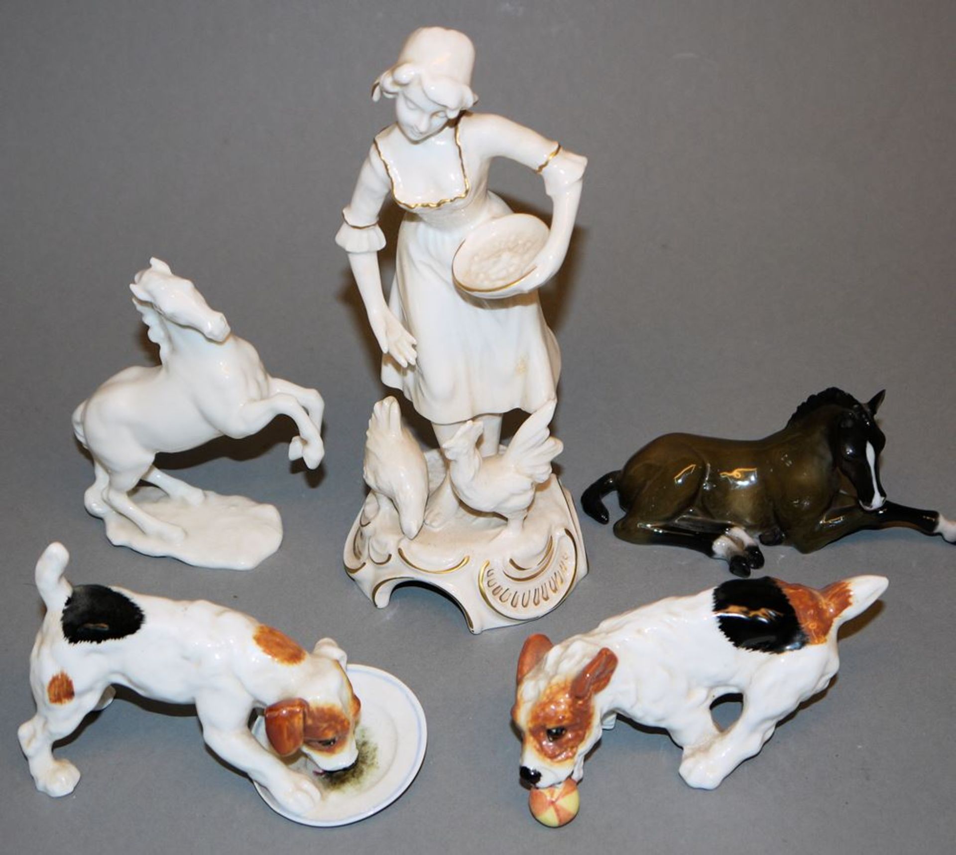 Fünf Porzellanplastiken: 2 x Pferde, 2 x Jack Russel Terrier und Magd, Rosenthal, Hutschenreuther,