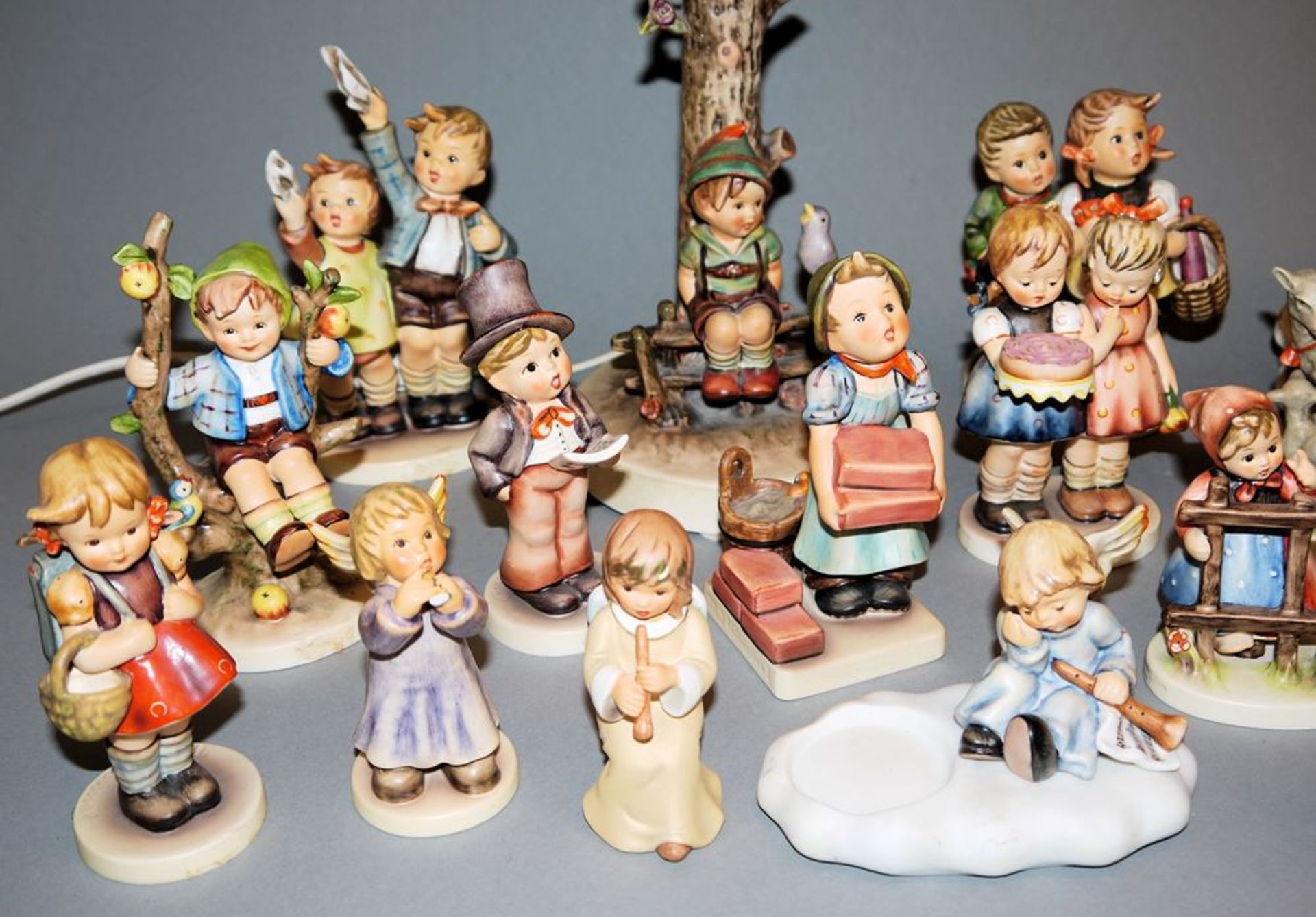 Sammlungs-Nachlass: 17 Hummelfiguren, Tischlampe, kl. Teller u. Spieluhr mit Hummelfigur sowie 6 E - Image 3 of 3