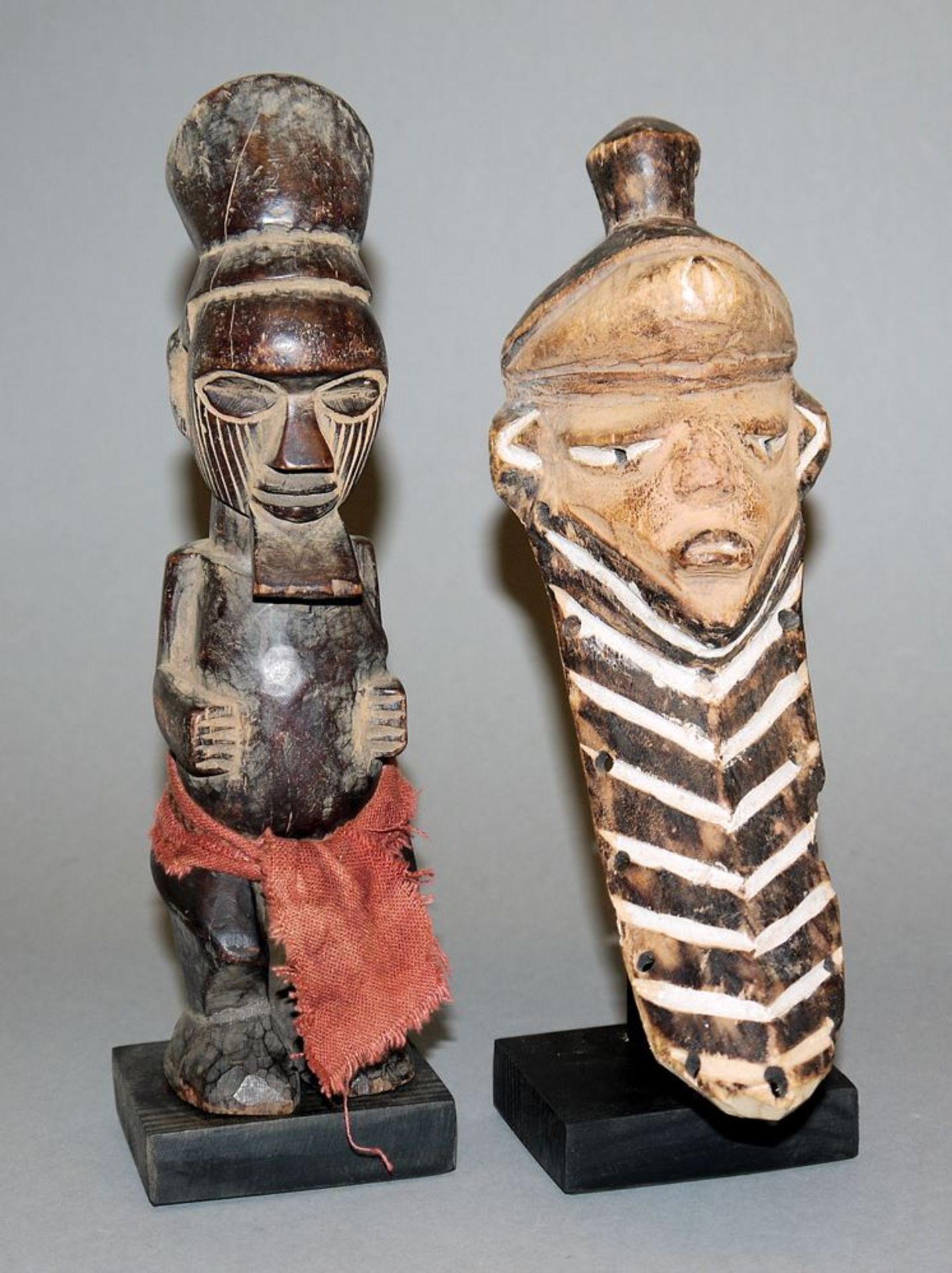 Miniaturmaske "Mbuya" der Pende Kasai und Schutzfigur der Teke, Kongo