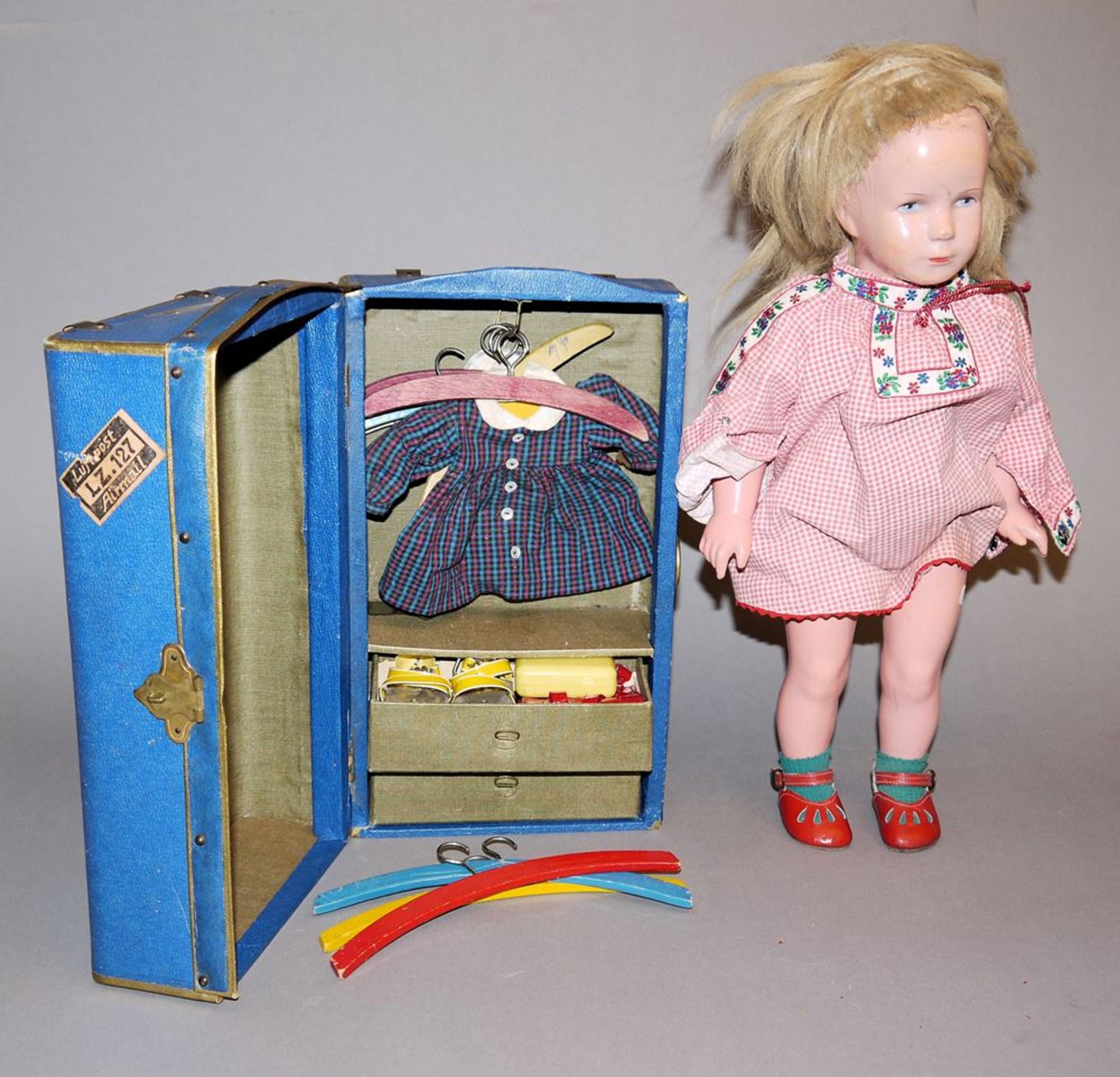 Puppe Modell "Käthe Kruse" von Schildkröt, 1950er Jahre & Puppen-Kofferschrank