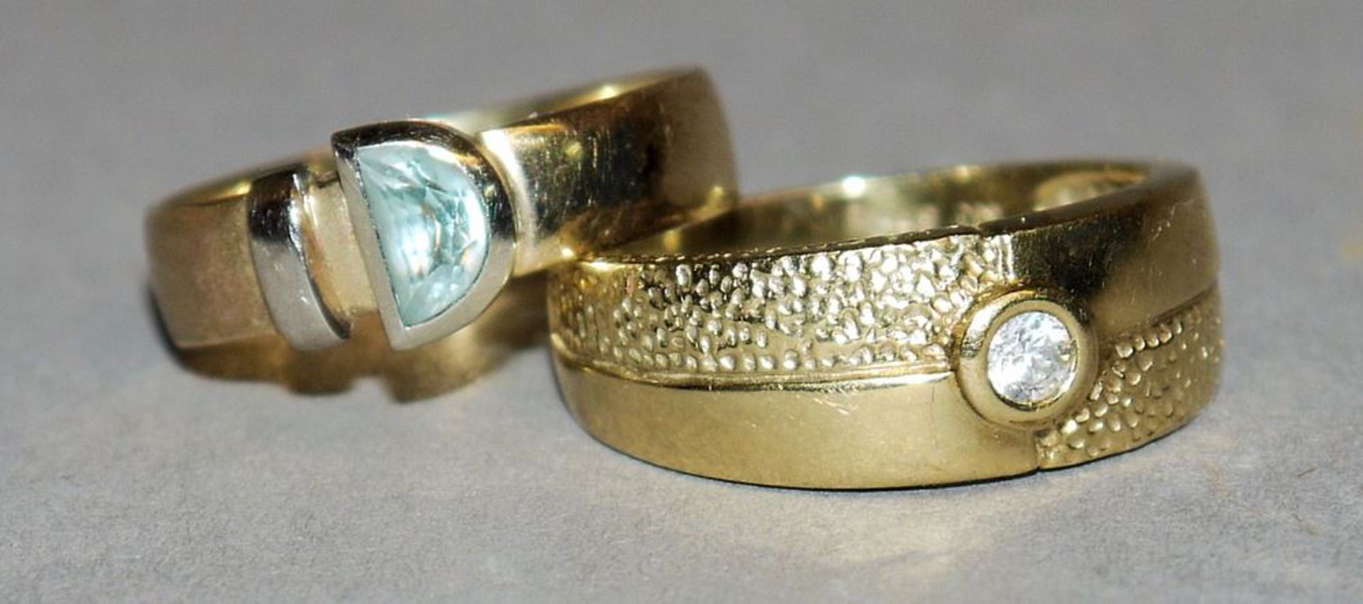 Designer-Ring mit Aquamarin & Bandring mit weißem Saphir, Siro, Pforzheim, Gold