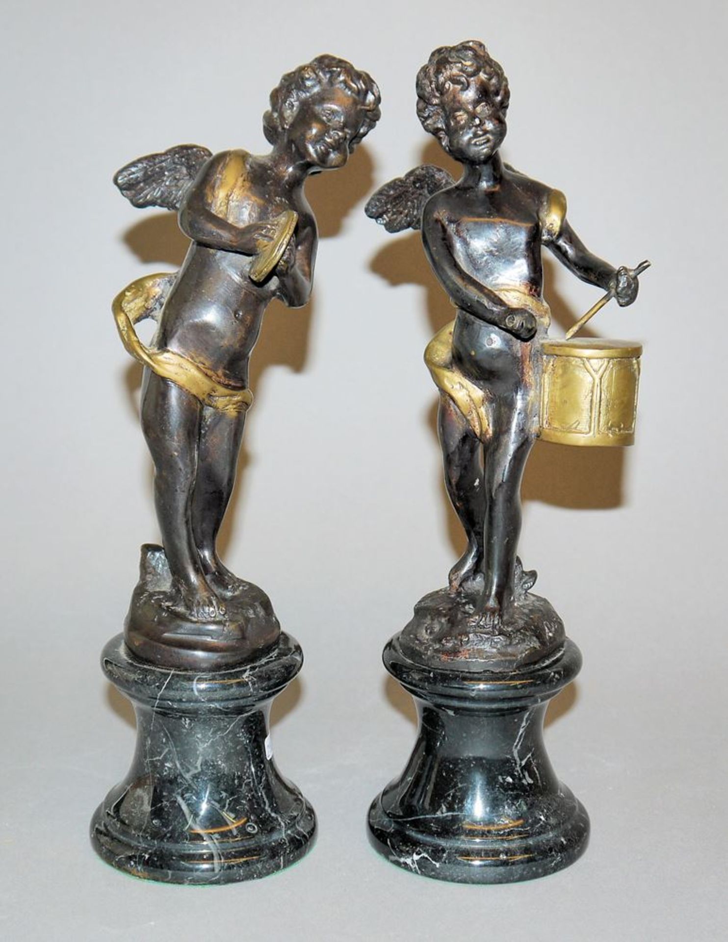 Paar musizierende Putten à la Auguste Moreau, Bronzeplastiken auf Marmorsockeln, 20. Jh.