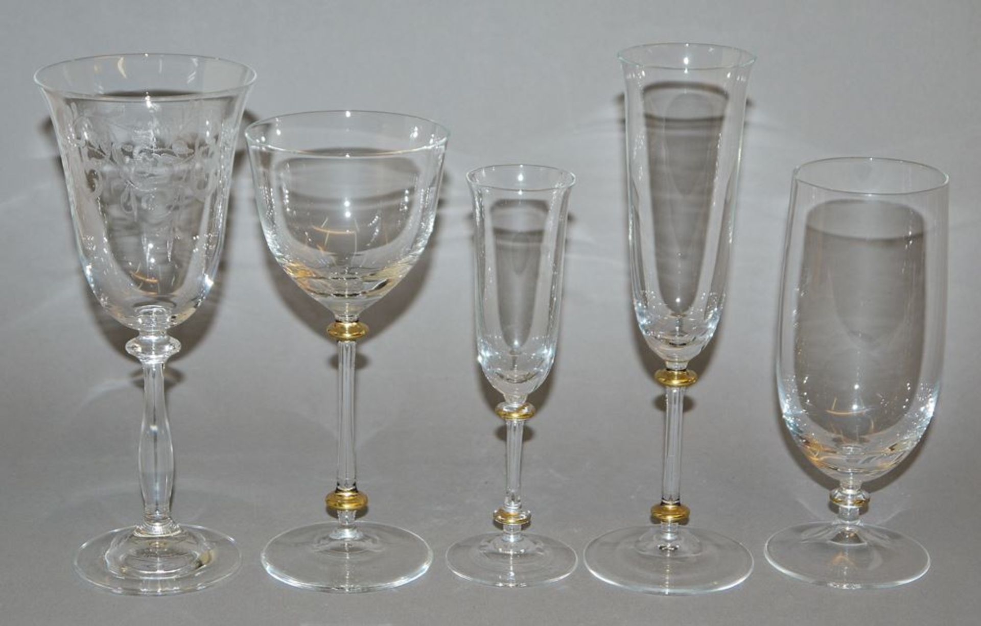 Großes Konvolut Glas: Set mit 27 Gläsern, Theresienthal, 6 Weingläser, Montana, Sektkühler, 4 Whisk