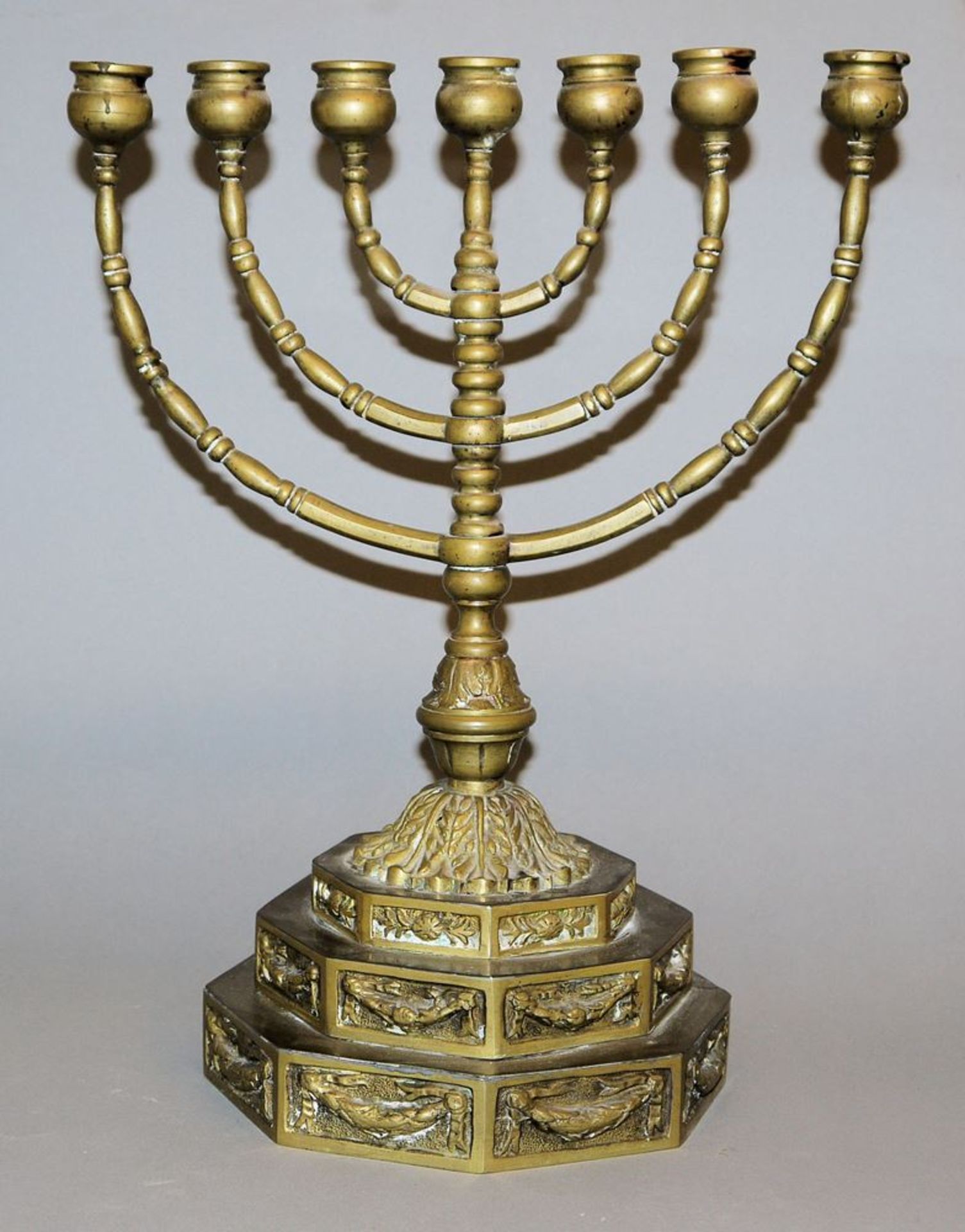 Judaica: Menorah-Leuchter des 19. Jhs.