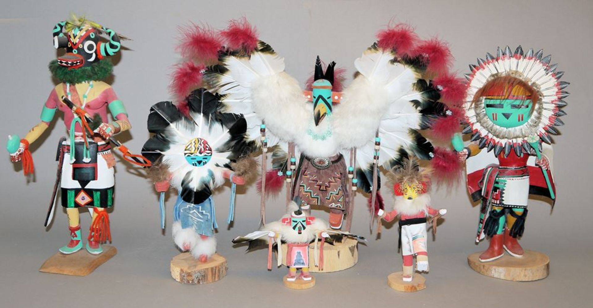 Sechs Kachina-Puppen der Pueblo-Indianer, USA 20. Jh.