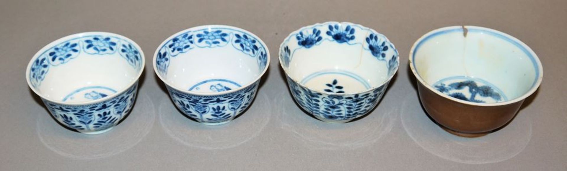 Teller und sieben chinesische Koppchen in Blauweiß-Porzellan,  Kangxi-Zeit bis Ende Qing - Bild 5 aus 6