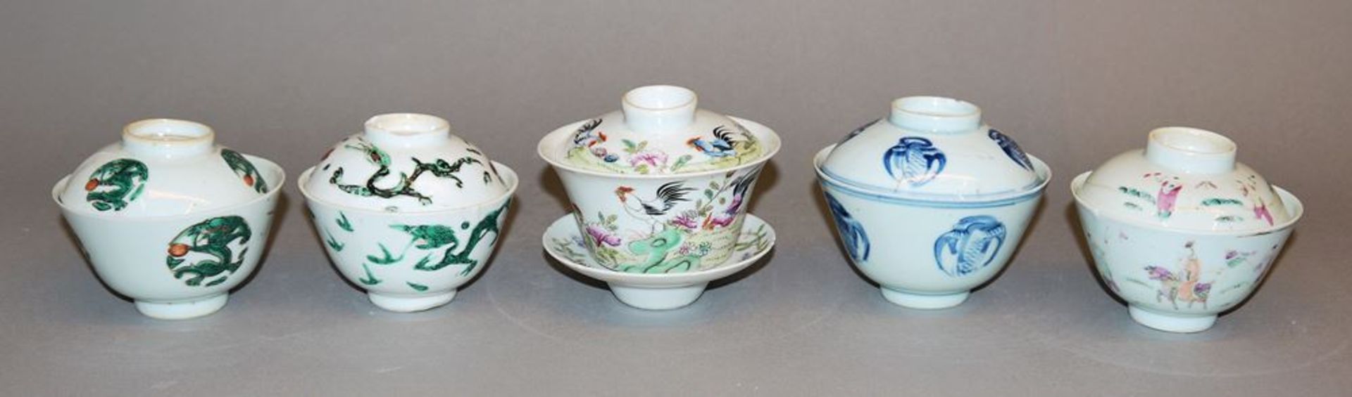 Fünf Teeschalen mit Deckeln, späte Qing-Zeit um 1900