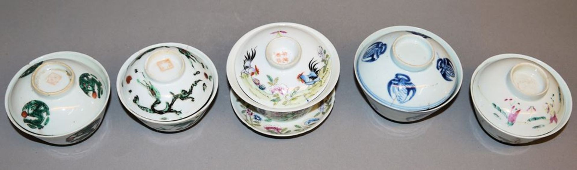Fünf Teeschalen mit Deckeln, späte Qing-Zeit um 1900 - Bild 2 aus 5