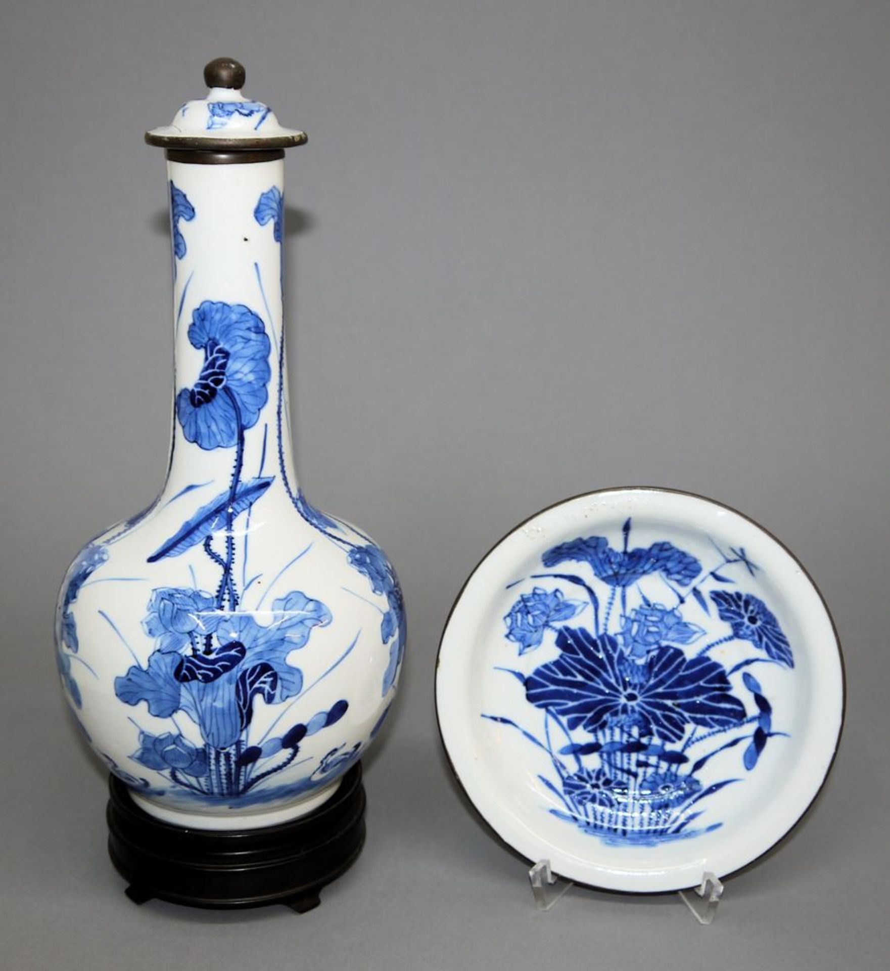 „Bleu de Hue“-Porzellanflasche mit Untersetzer, Qing-Zeit, China 19. Jh.