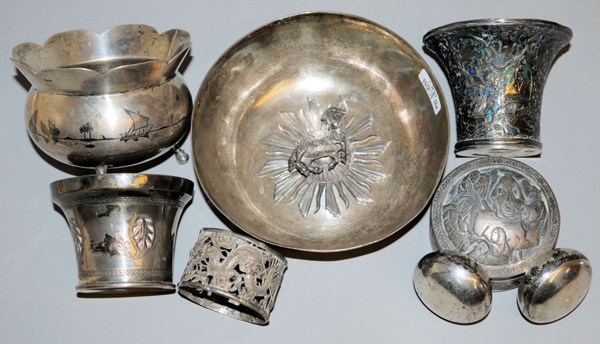 Sieben Teile Silber und versilberte Taufschale aus dem Orient und Asien, 19. Jh./frühes 20. Jh.