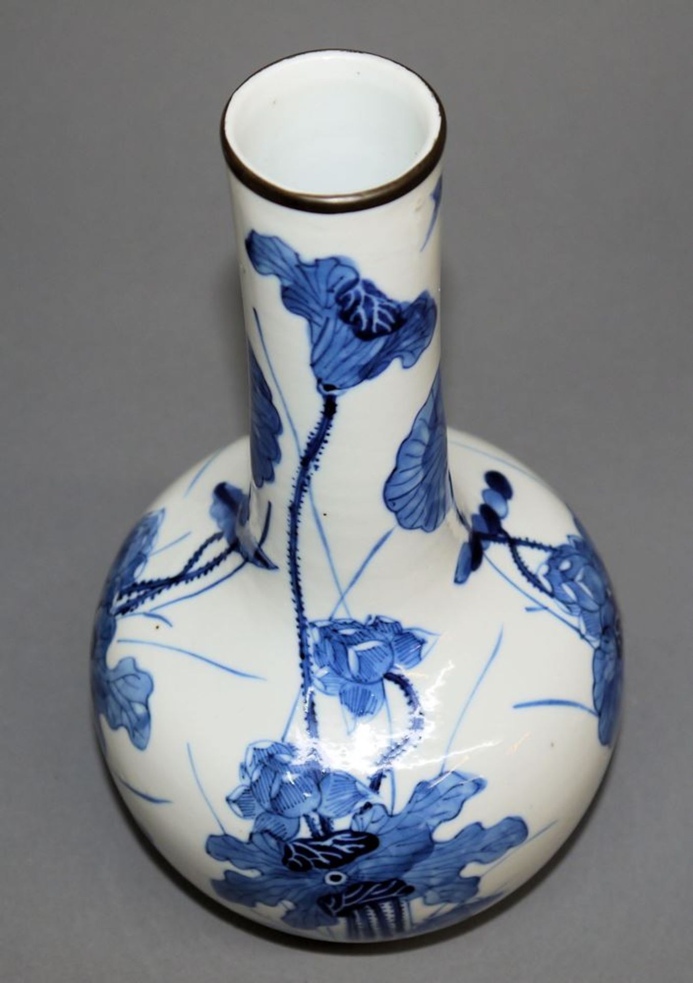 „Bleu de Hue“-Porzellanflasche mit Untersetzer, Qing-Zeit, China 19. Jh. - Bild 2 aus 4