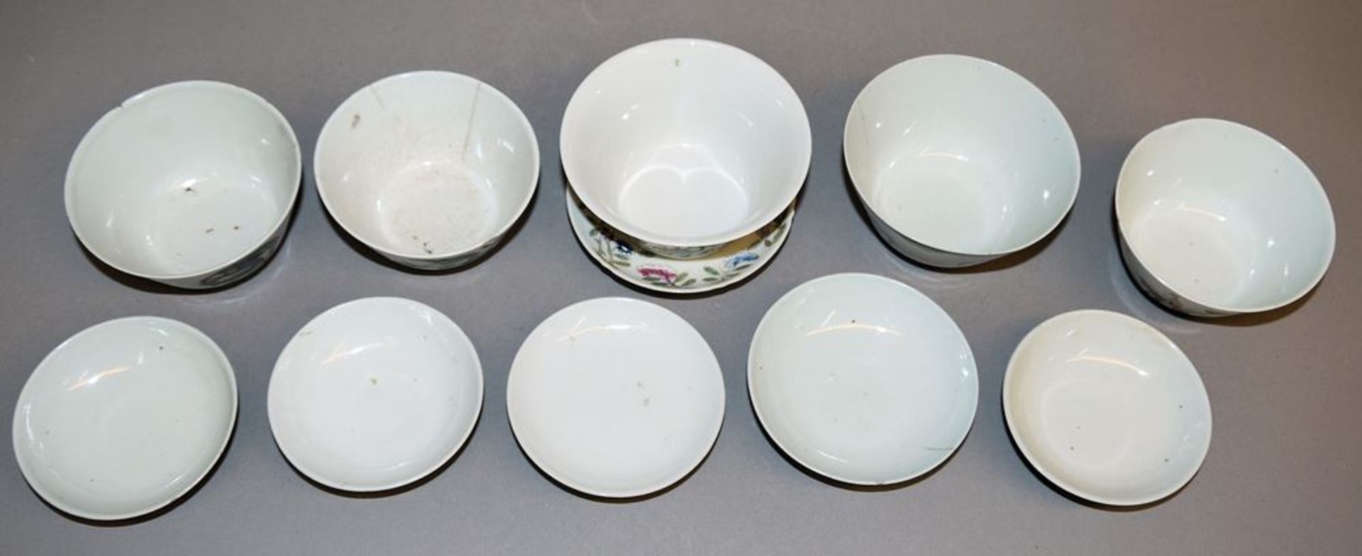 Fünf Teeschalen mit Deckeln, späte Qing-Zeit um 1900 - Bild 3 aus 5