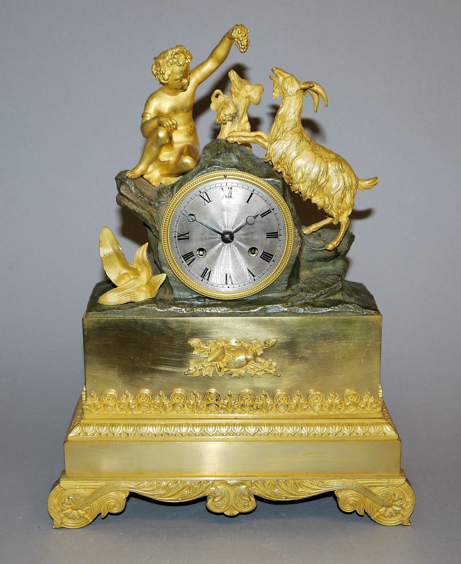 Pendule mit kleinem Bacchant und Ziegenbock, Frankreich um 1830/40