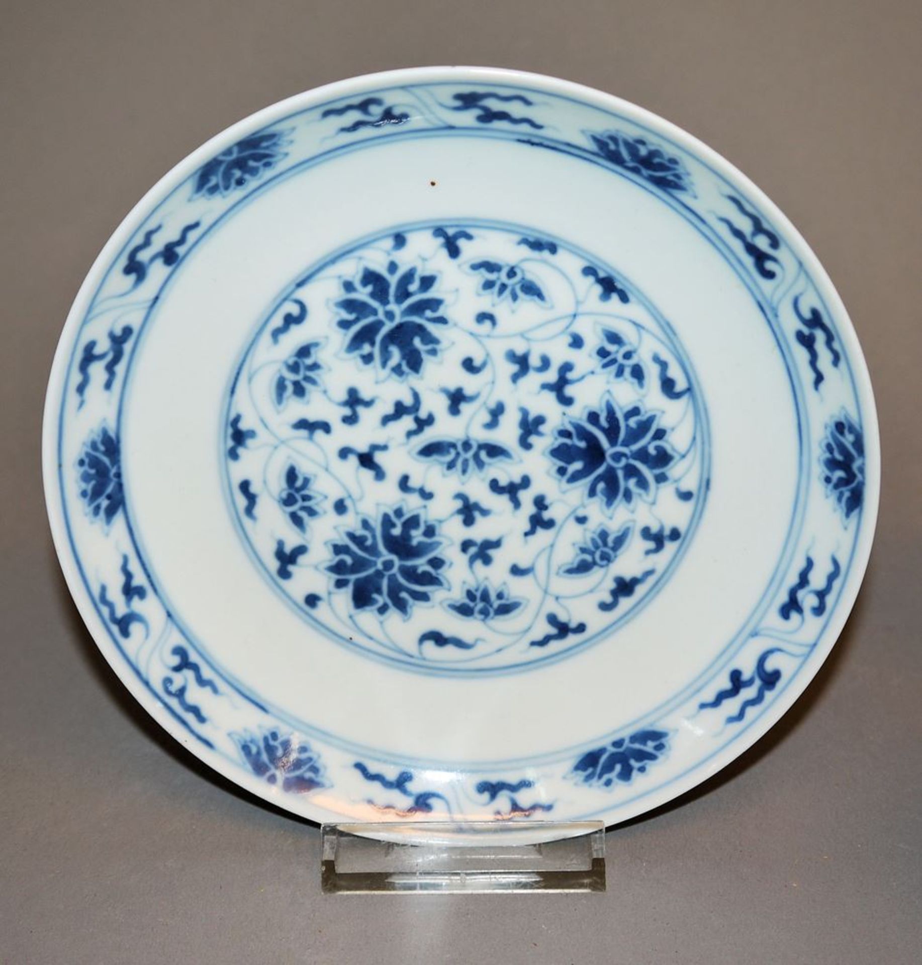 Teller und sieben chinesische Koppchen in Blauweiß-Porzellan,  Kangxi-Zeit bis Ende Qing - Bild 2 aus 6