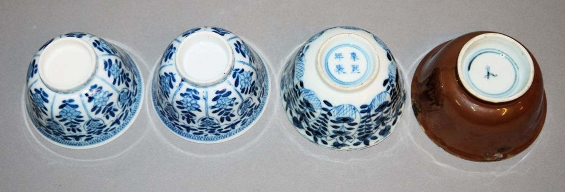 Teller und sieben chinesische Koppchen in Blauweiß-Porzellan,  Kangxi-Zeit bis Ende Qing - Bild 6 aus 6