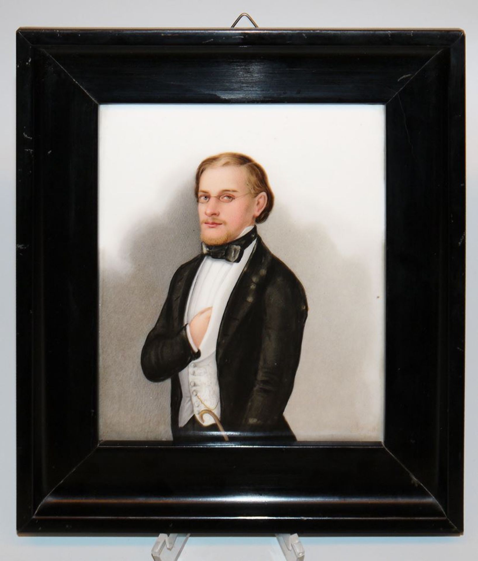 Porzellanplatte mit Biedermeier-Porträt eines jungen Mannes von 1854, monogrammiert, Adlermarke, KP