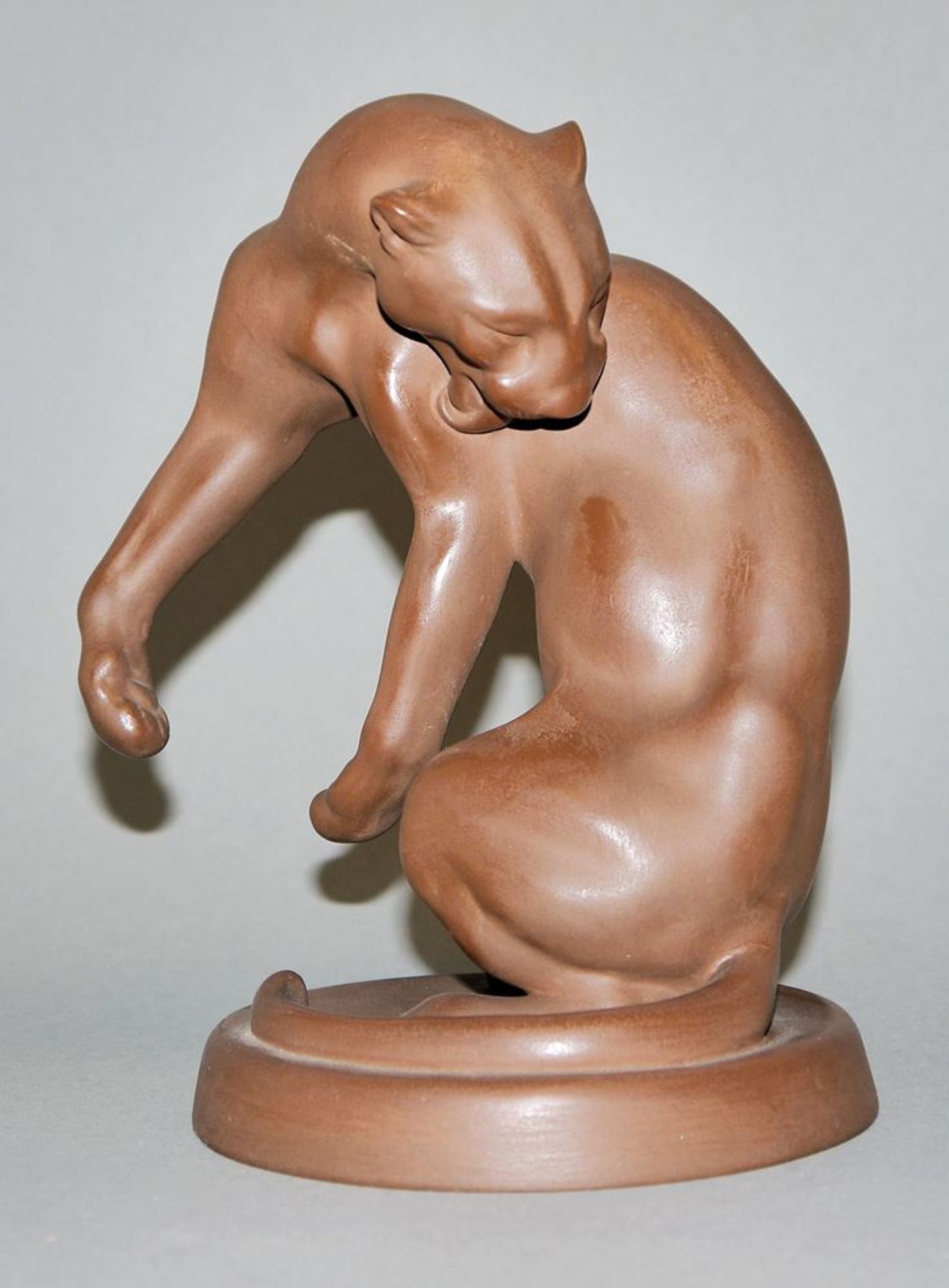 Erich Oehme, Panther, grooming itself, Böttgersteinzeug, Kgl. Meissen, mid-20th century