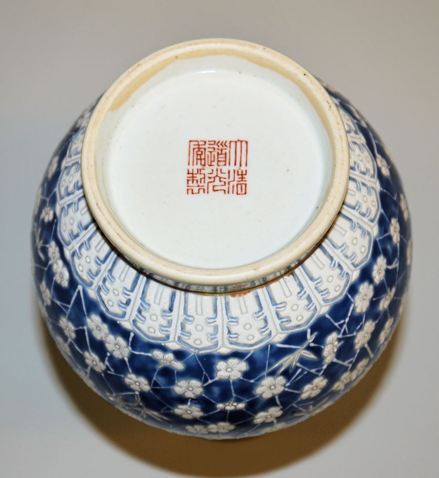 Chinesische "Bambus und Prunus"-Vase mit Daoguang-Marke, Ausführung wohl jünger - Bild 2 aus 2