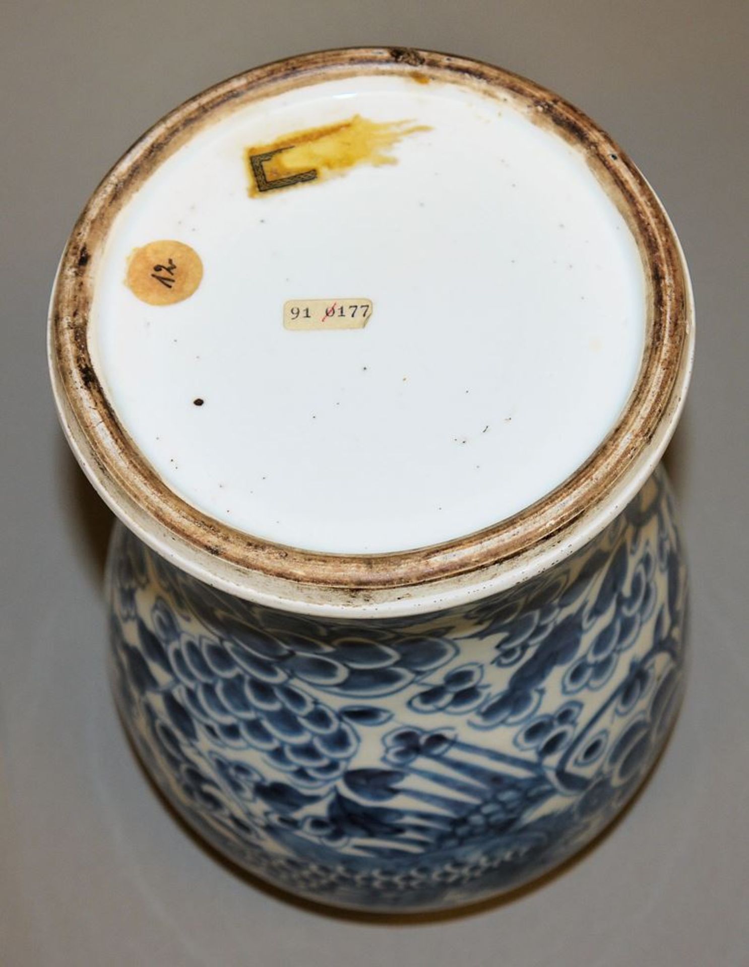 Blauweiß-Balustervase mit Phönix-Dekor, Qing-Zeit, China 19. Jh. - Bild 4 aus 4