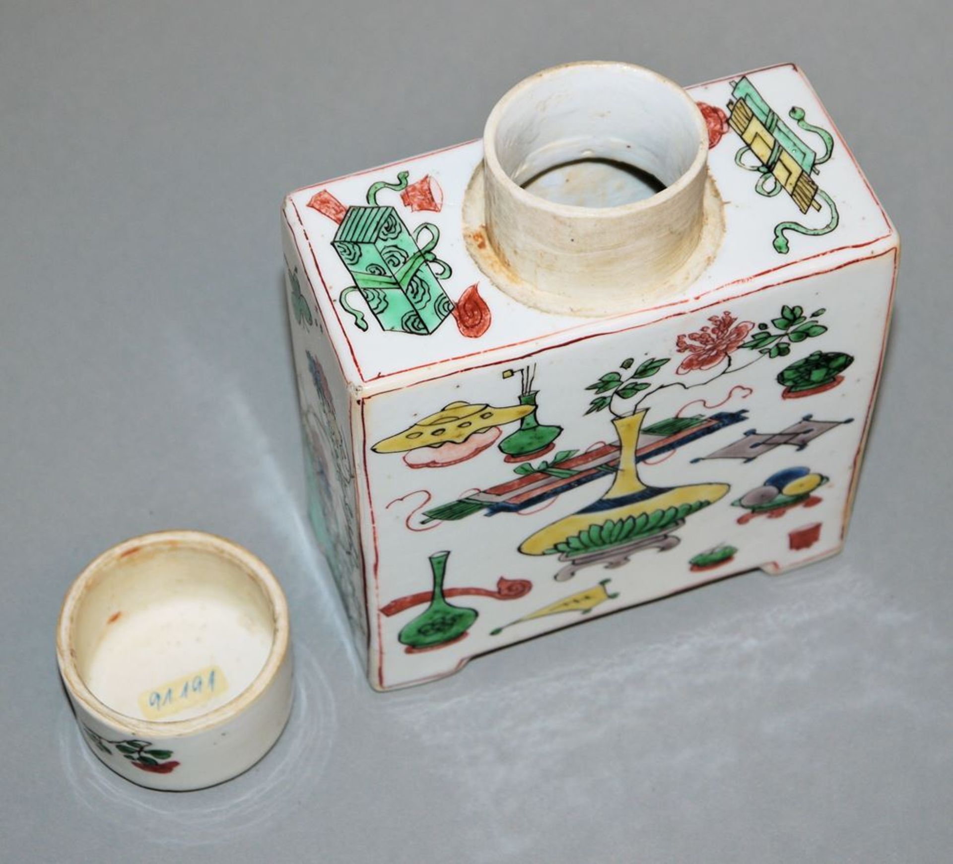 Wucai tea caddy with antiquity decoration, Qing period, China 18th century - Image 3 of 4