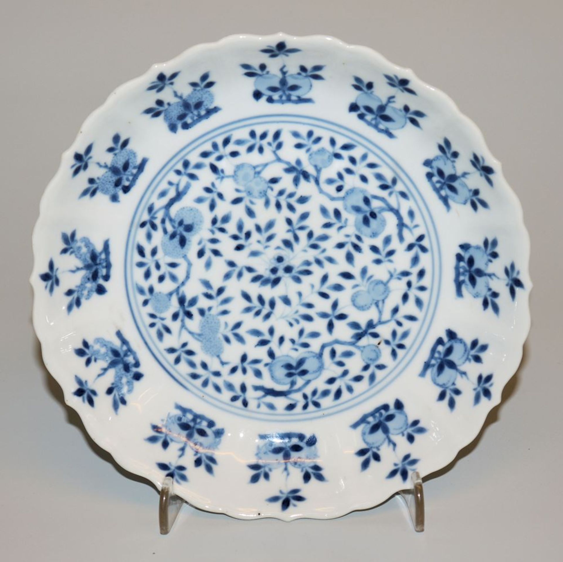 Feiner Blauweiß-Teller der Kangxi-Zeit, China um 1700