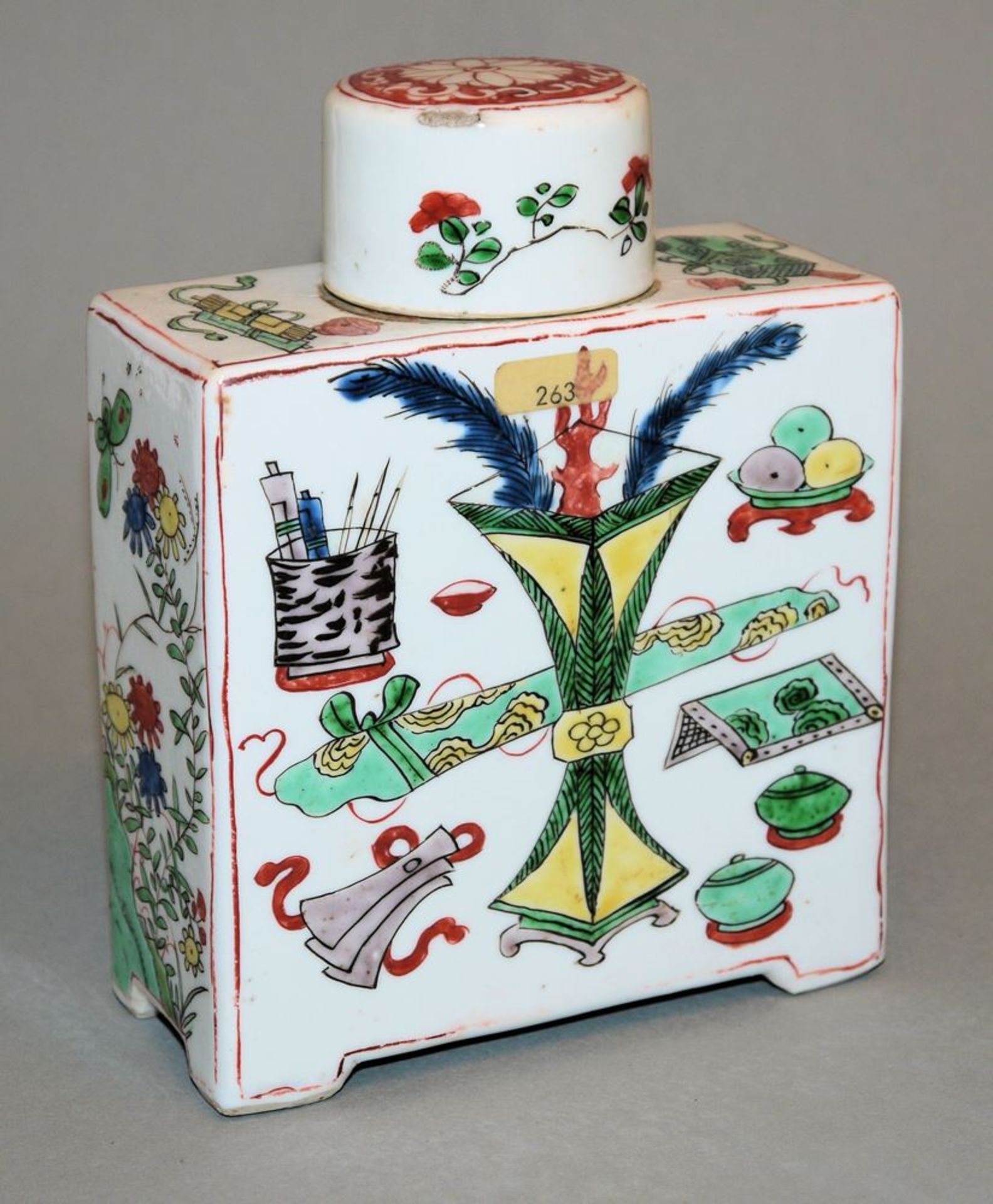Wucai-Teedose mit Antiquitäten-Dekor, Qing-Zeit, China 18. Jh.