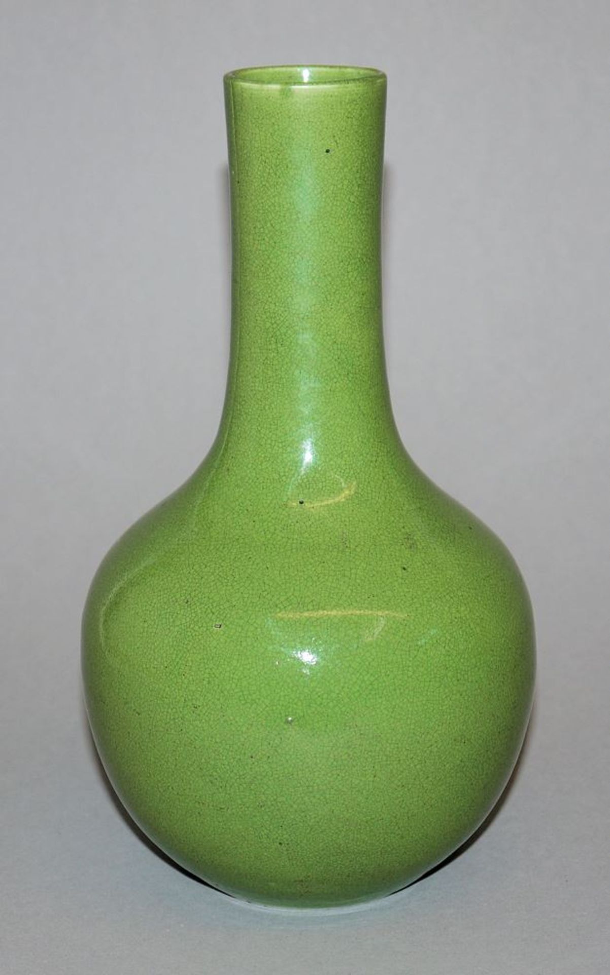 Tianqiuping-Vase mit apfelgrüner Craquelé-Glasur, Qing-Zeit, China 18./19. Jh.