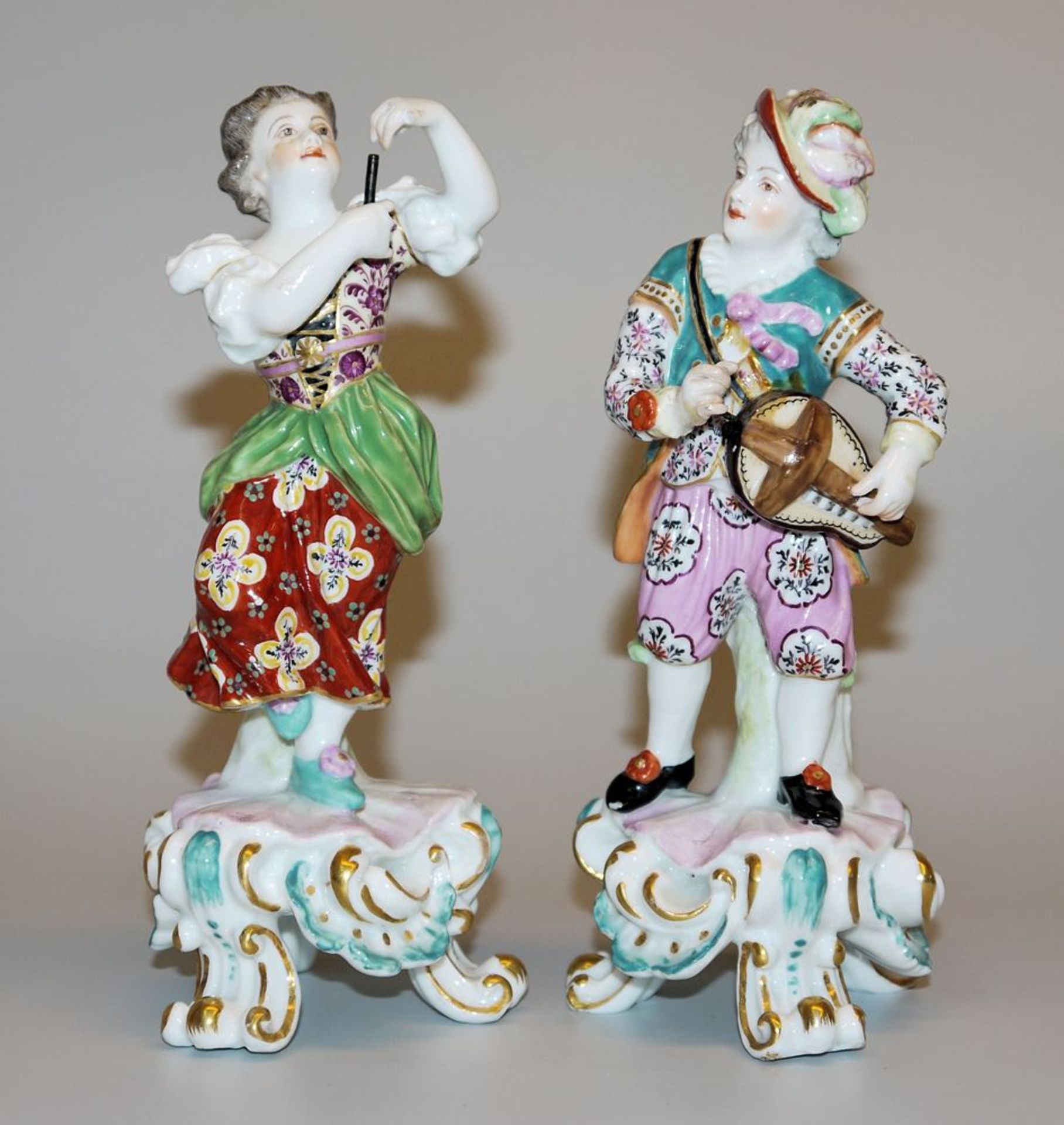 Musician and dancer, pair of porcelain figures by Samson, Paris 19th century