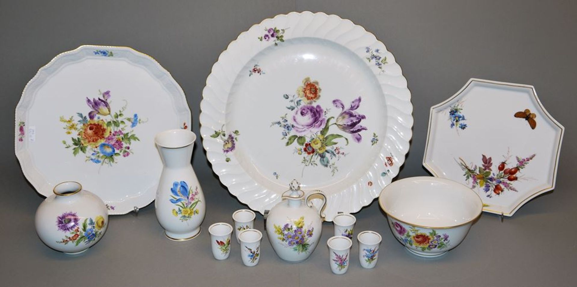 Two porcelain plates, 2 vases, bowl and liquor set on tray with flowers, Meißen, 1. Choice