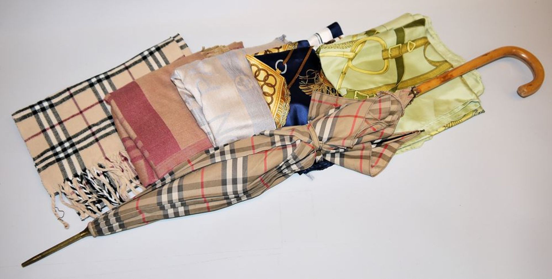 Fünf vintage silkücher and scarves Hermès, Louis Vuitton &. Burberry, plus umbrella Burberry