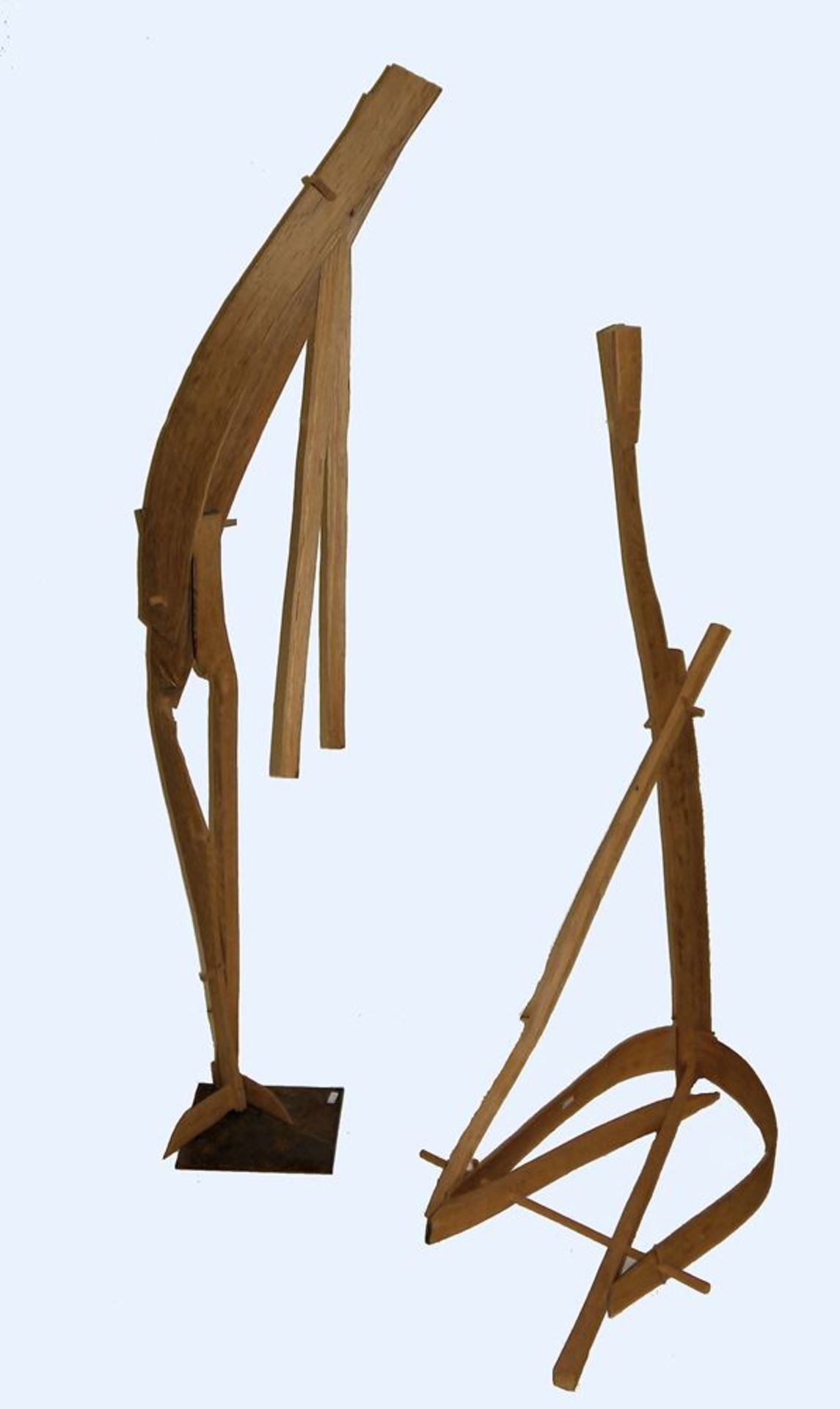 Britta Deutsch, Große Sitzende und Stehende, 2 wood sculptures from 1993