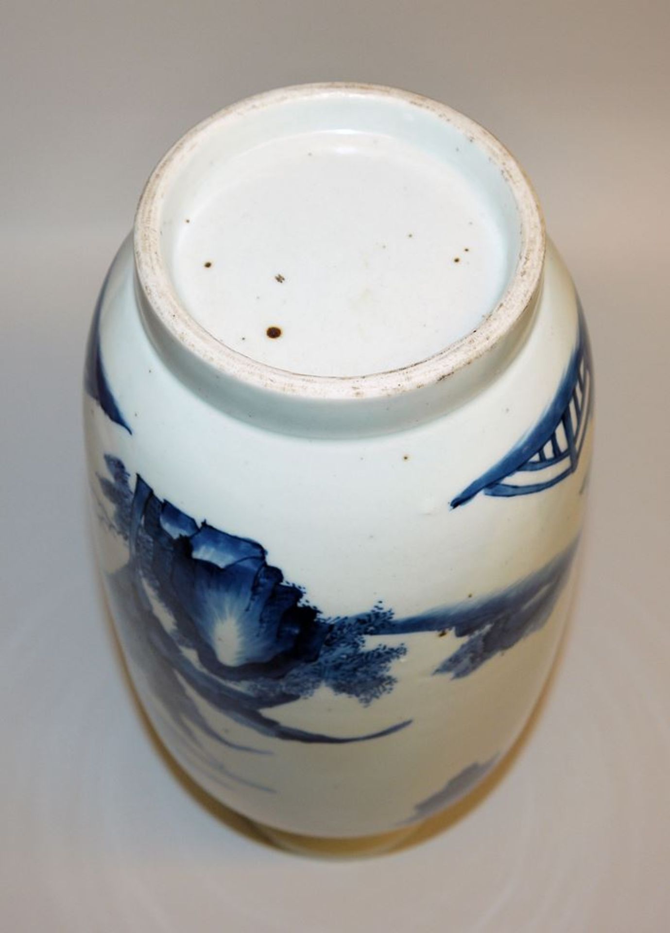 Blauweiß-Porzellanvase mit Treffen der Unsterblichen, Kangxi-Stil, China, wohl 20. Jh. - Bild 3 aus 3