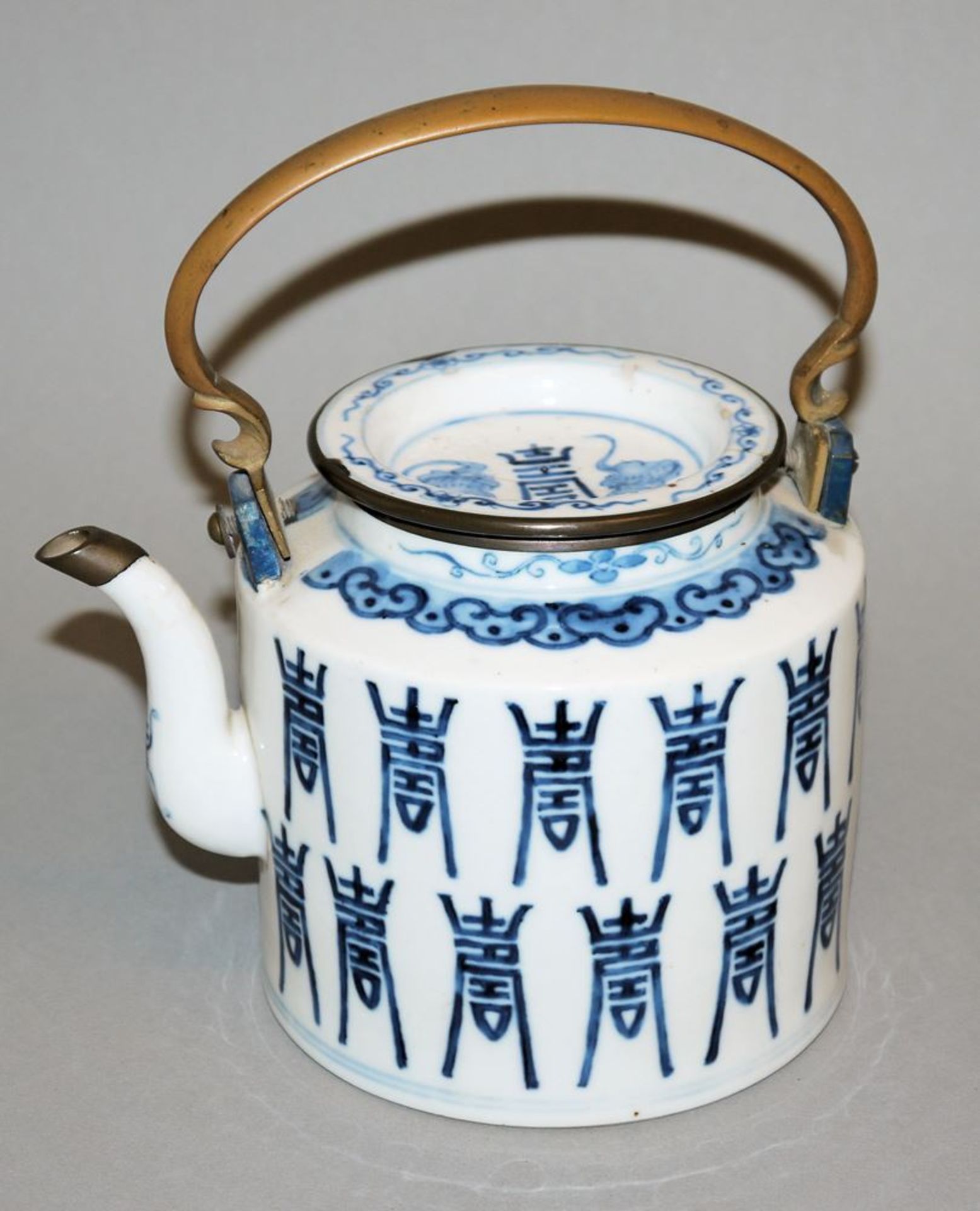 Glücksverheißende Blauweiß-Teekanne, China, Qing/Republik-Zeit um 1900