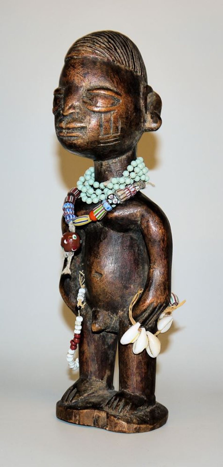 Ibedji-Figur mit Perlenschmuck und Schnecken-Mäntelchen, Yoruba, Nigeria - Bild 2 aus 4