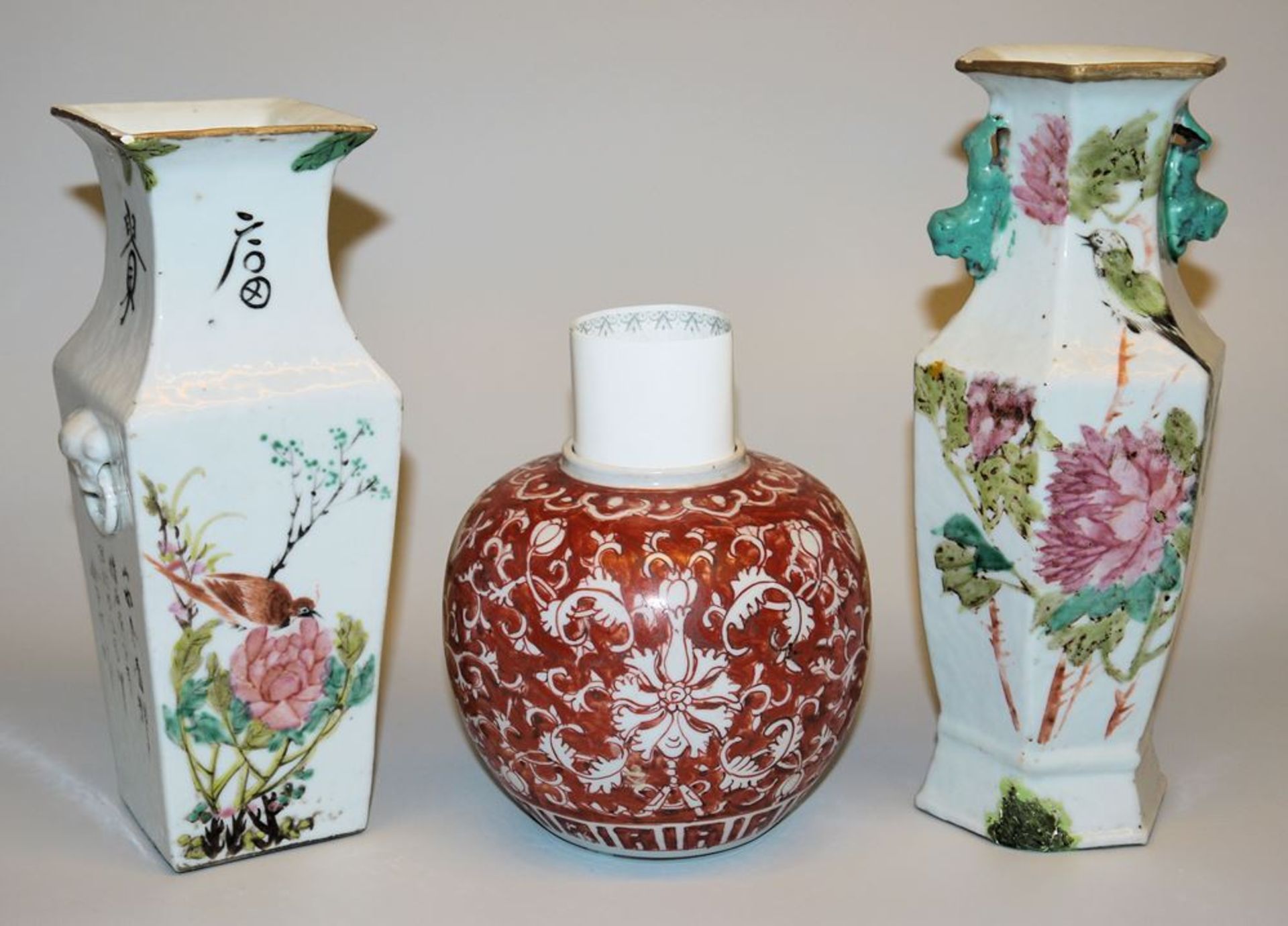 Drei Porzellanvasen der späten Qing/Republik-Zeit, China um 1900 