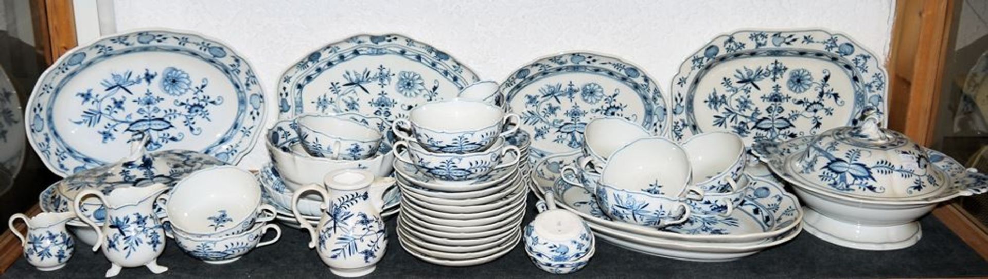 Comprehensive porcelain remainder service onion pattern, Kgl. Meißen/ Meißen from 1860, I./ II. Cho