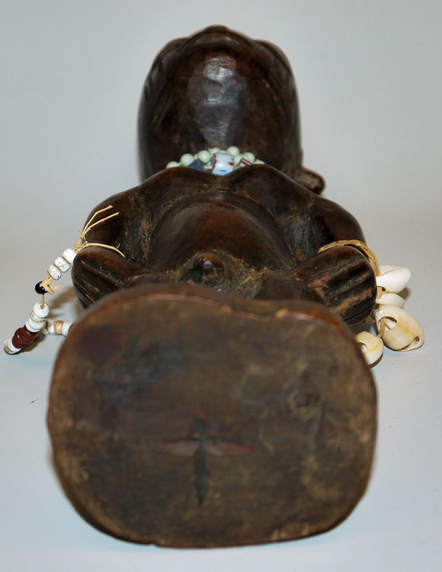 Ibedji-Figur mit Perlenschmuck und Schnecken-Mäntelchen, Yoruba, Nigeria - Bild 4 aus 4