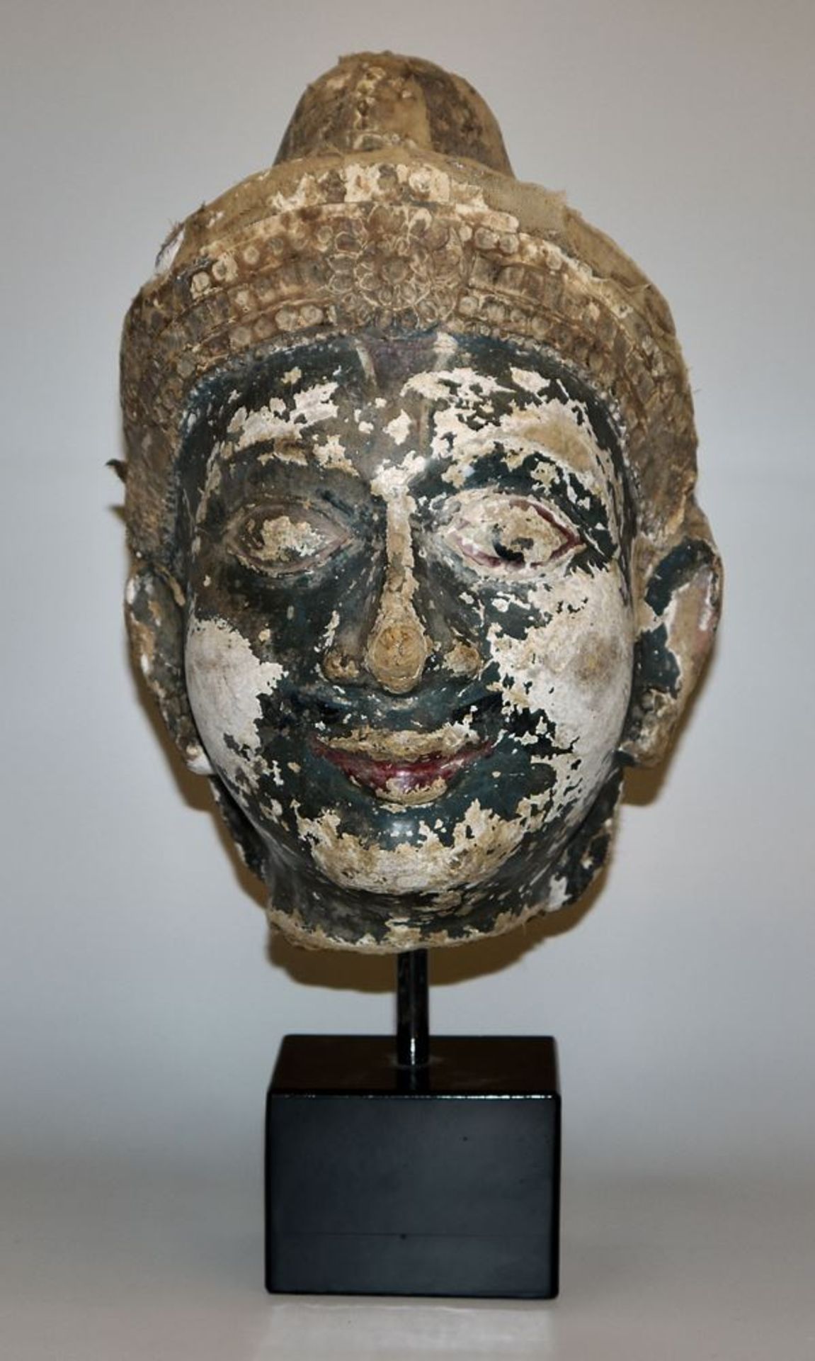 Großer Figurenkopf aus bemaltem Holz, wohl Kambodscha 18. Jh.
