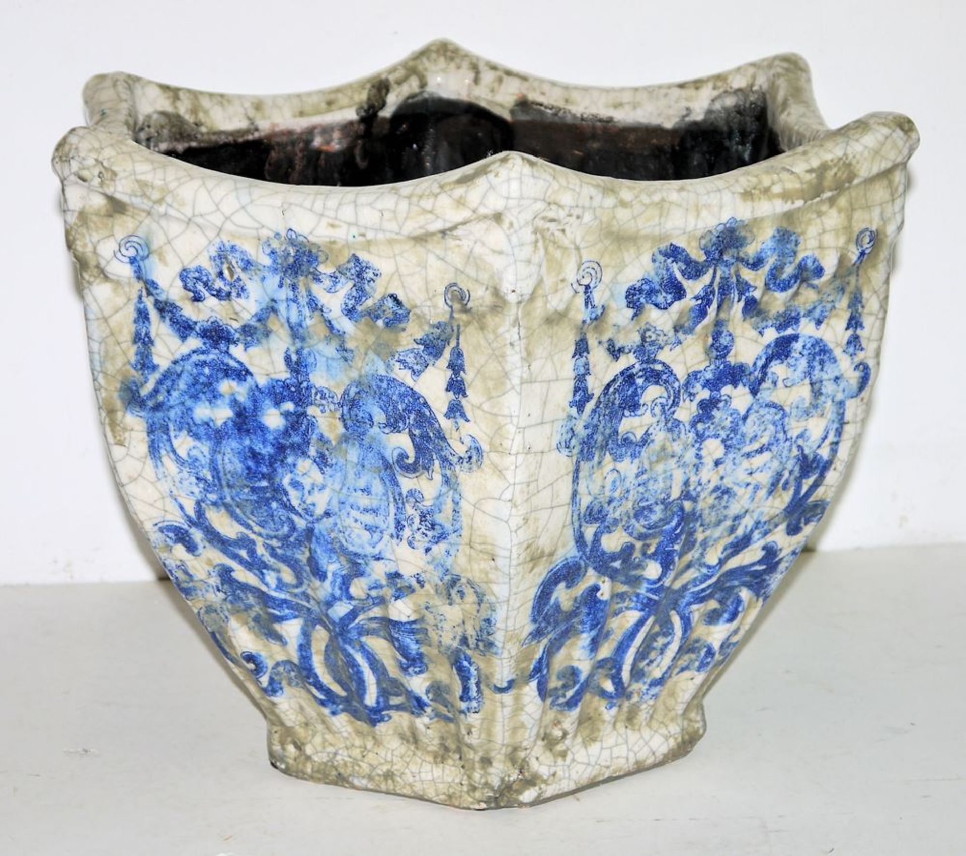 Largeßceramic plant pot with baroque blue decoration
