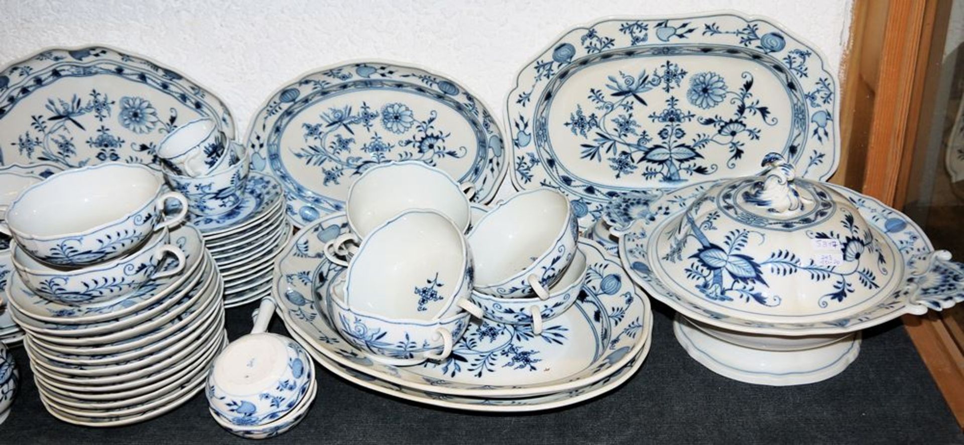 Comprehensive porcelain remainder service onion pattern, Kgl. Meißen/ Meißen from 1860, I./ II. Cho - Image 3 of 3