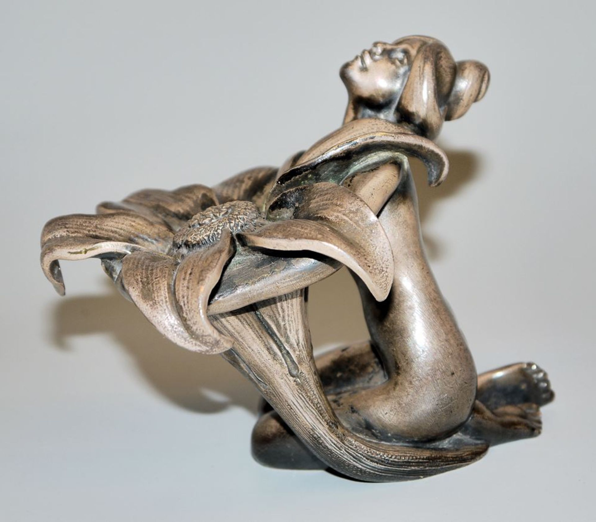 Female nude with flower<üte, silver-plated ornamental sculpture by Józef Fraget, Warsaw circa 1900 - Image 2 of 3